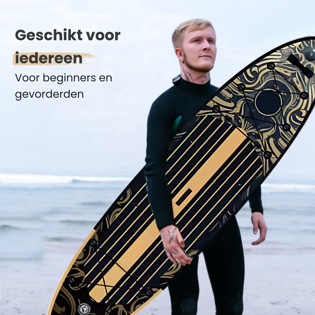 Man met surfplank op strand, tekst in het Nederlands