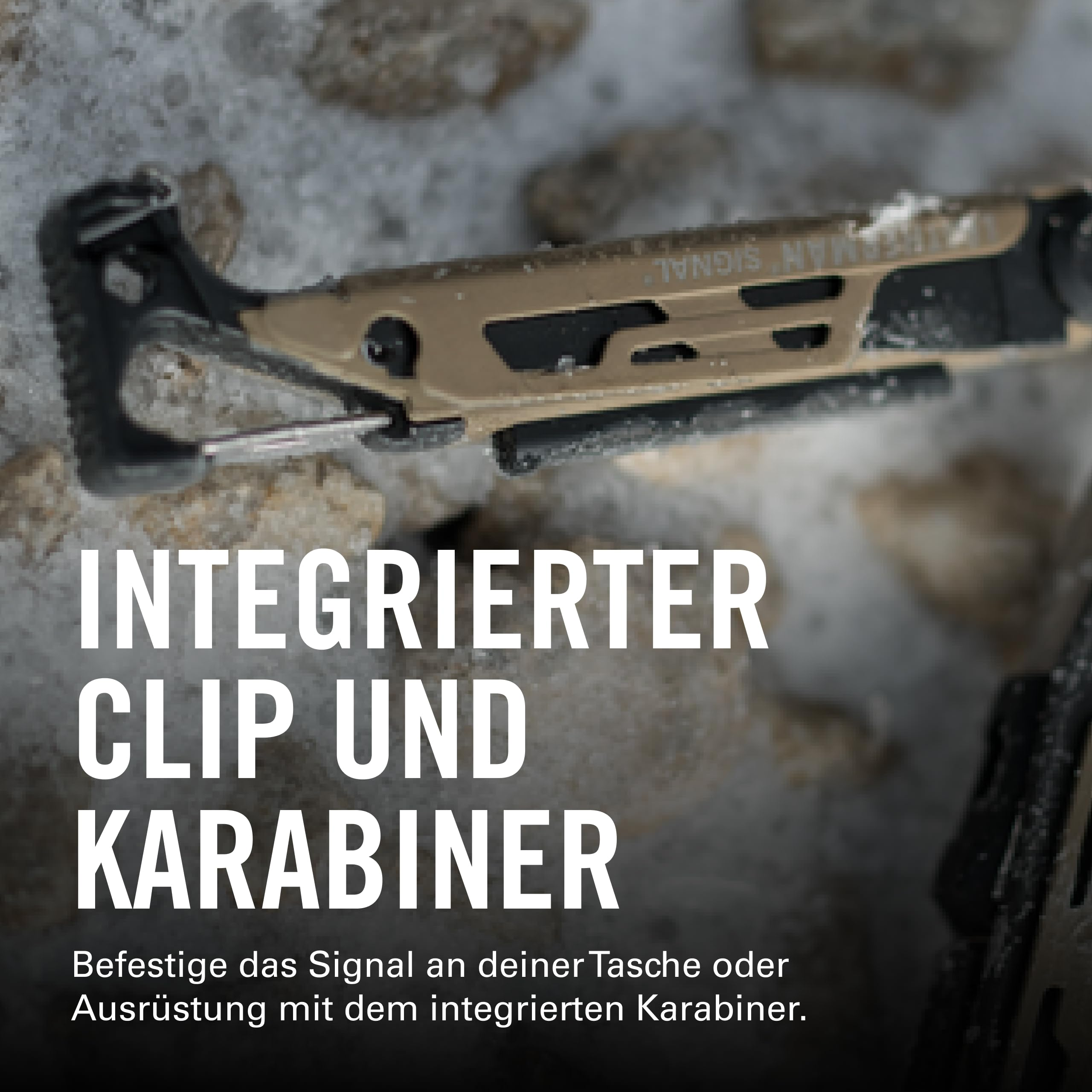 Multitool z zintegrowanym klipsem i karabińczykiem leży na kamienistym, lekko oblodzonym podłożu.