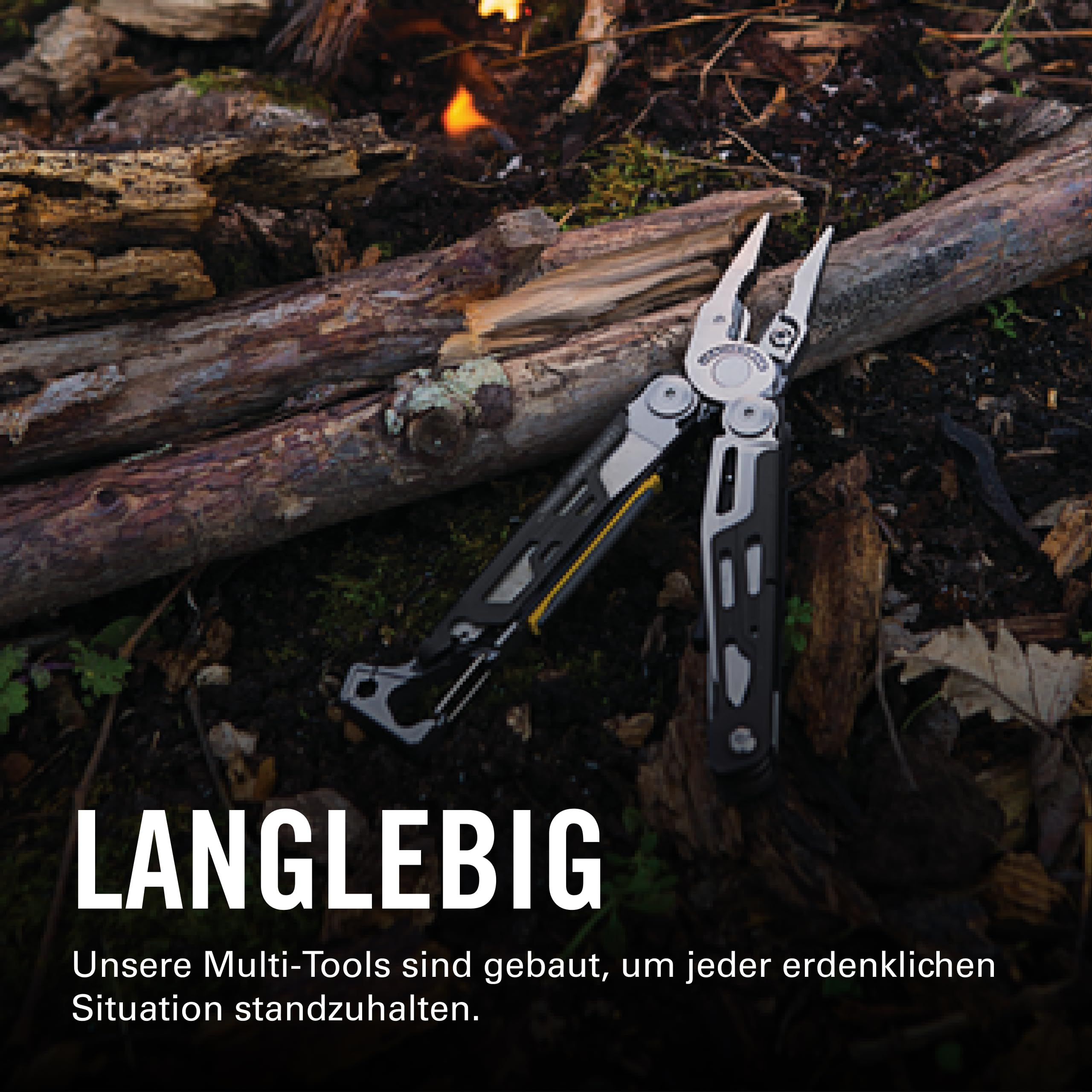 Multitool leży na suchej ziemi z drewnem i płomieniami.