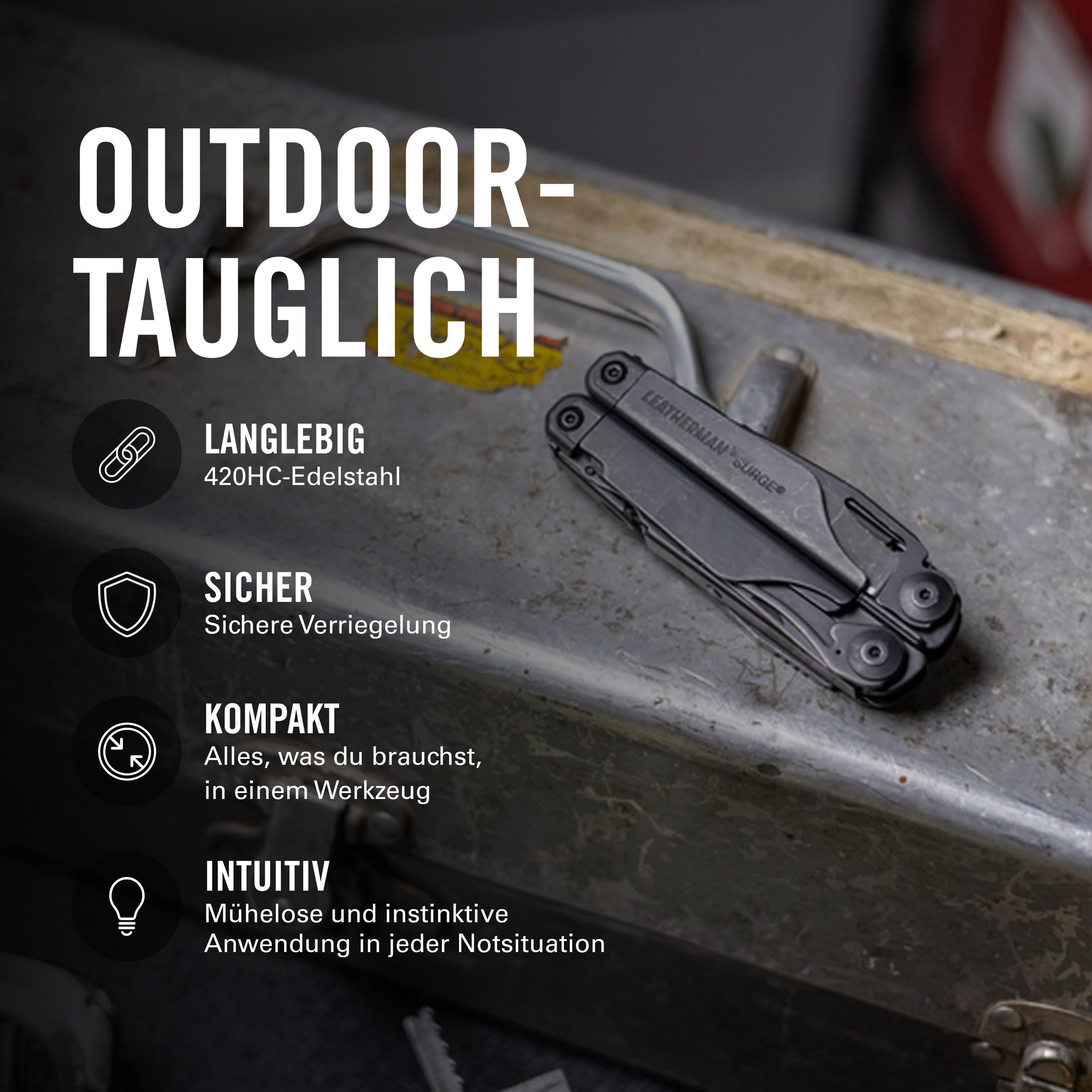 Multitool Leatherman leży na metalowym pudełku, z tekstem o przydatności na zewnątrz.