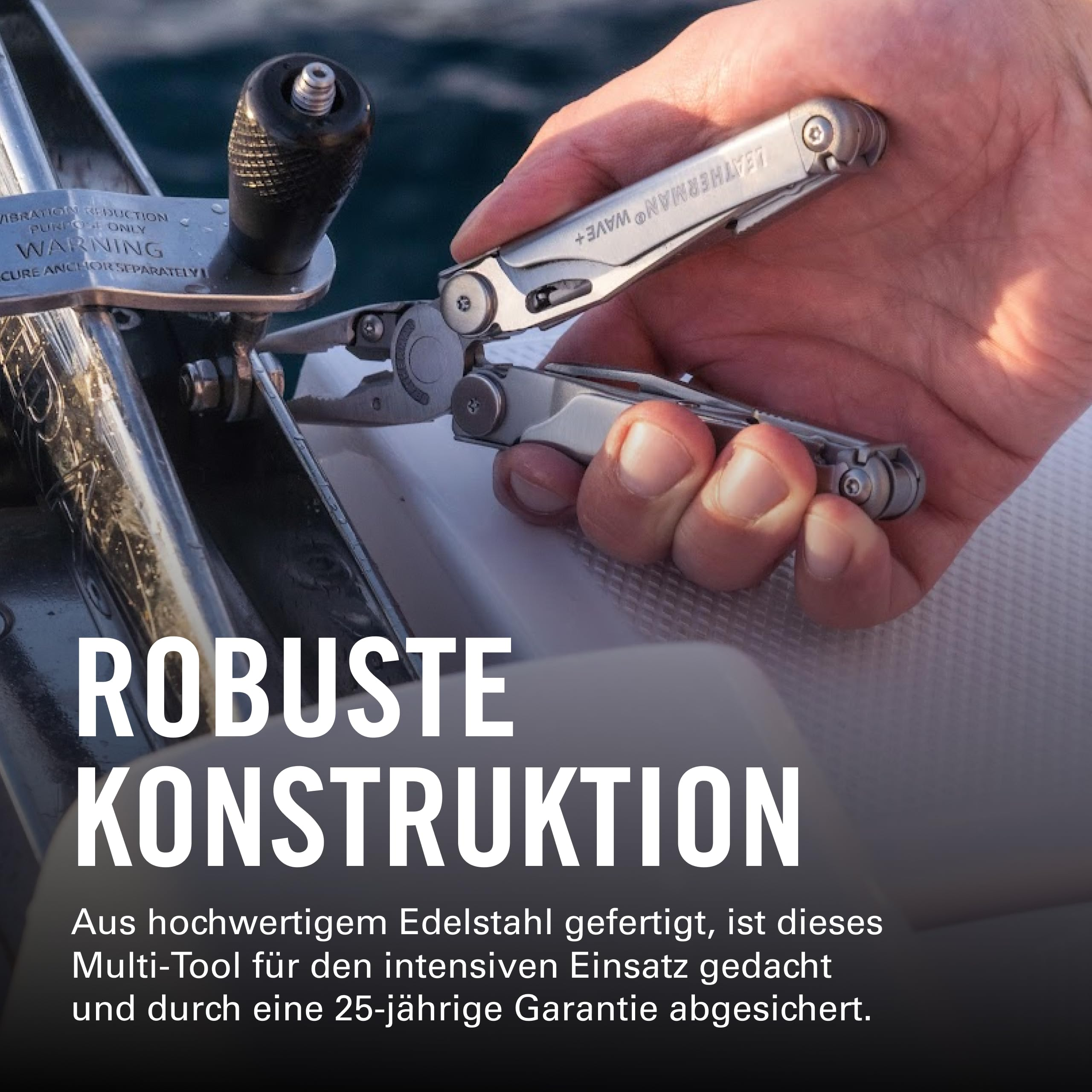 Una mano tiene un multitool argentato con pinze e forbici, sull'acqua.