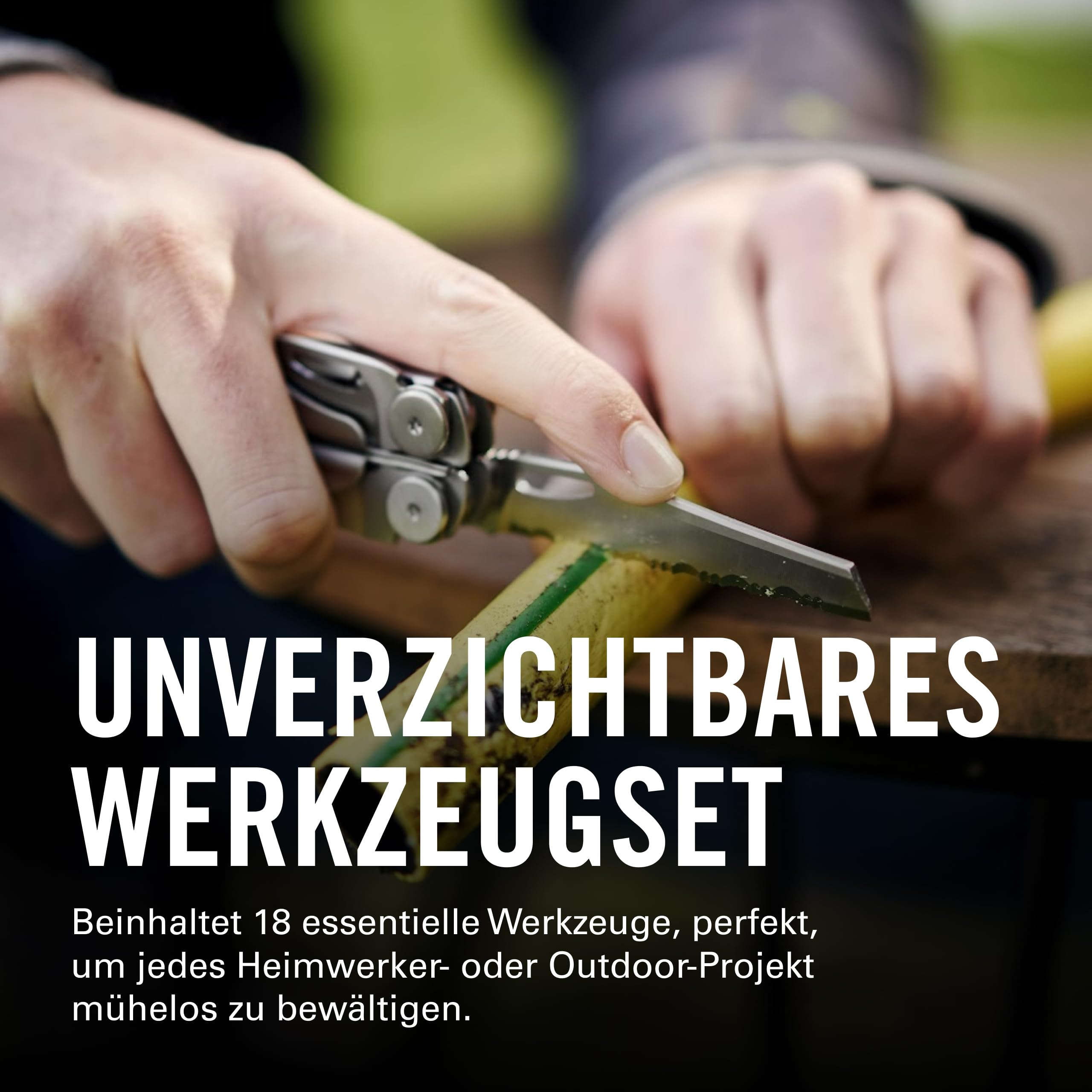 Hände benutzen ein Multitool, um ein Werkzeug zu schneiden.
