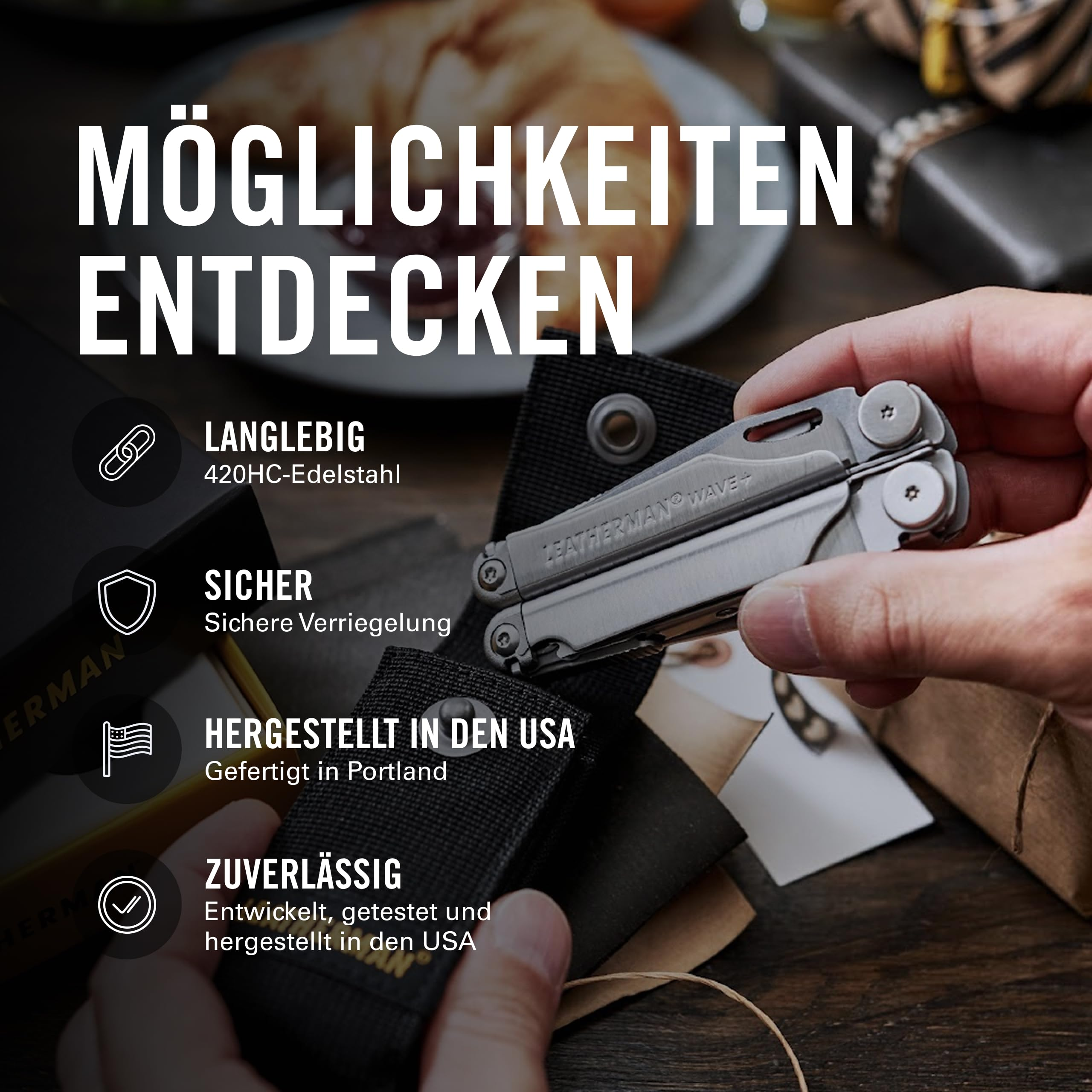 Eine Hand hält ein Multitool vor einem Frühstück.