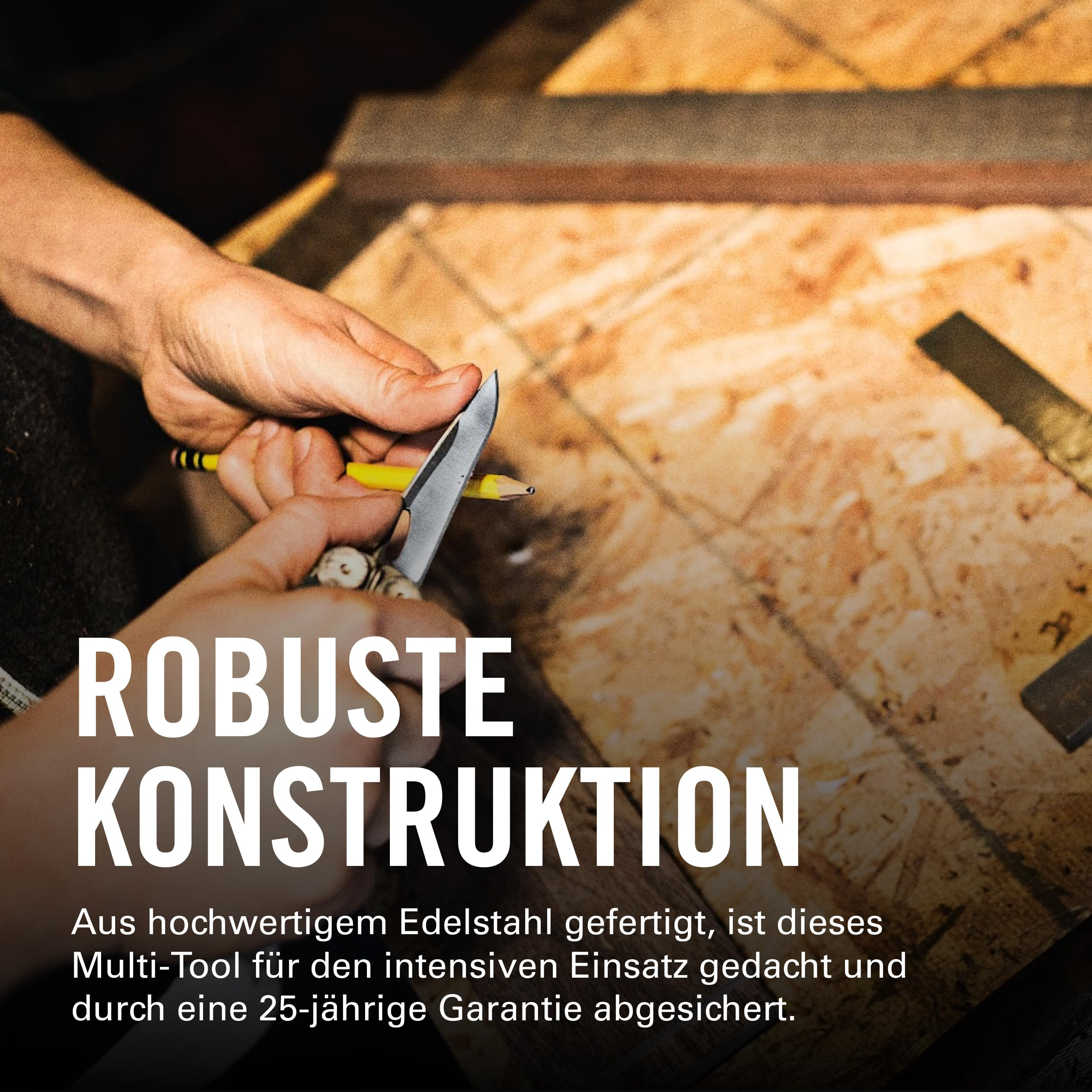 Hände schärfen Bleistift mit Messer auf Holzoberfläche.