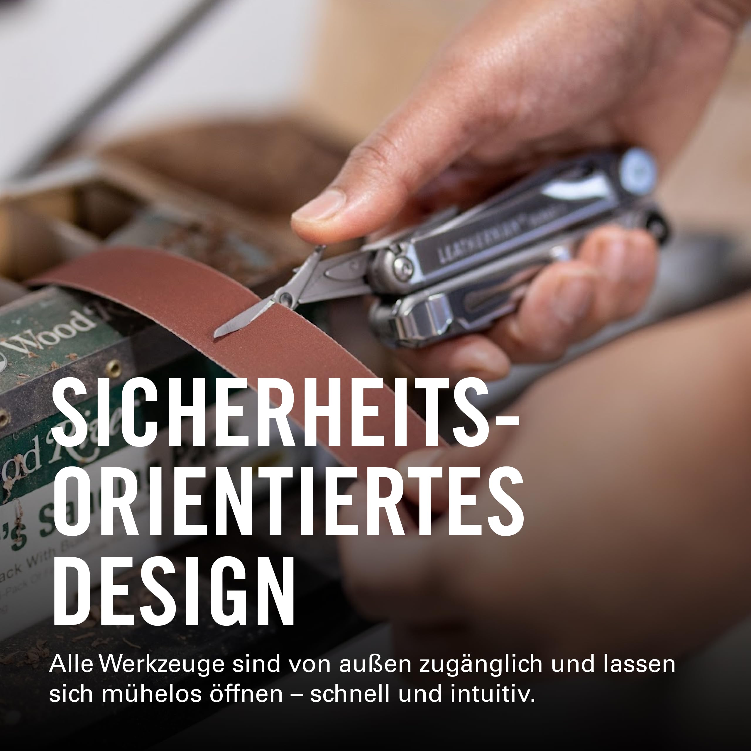 Eine Hand benutzt ein Multitool, um eine Schleifpapierrolle zu schneiden.