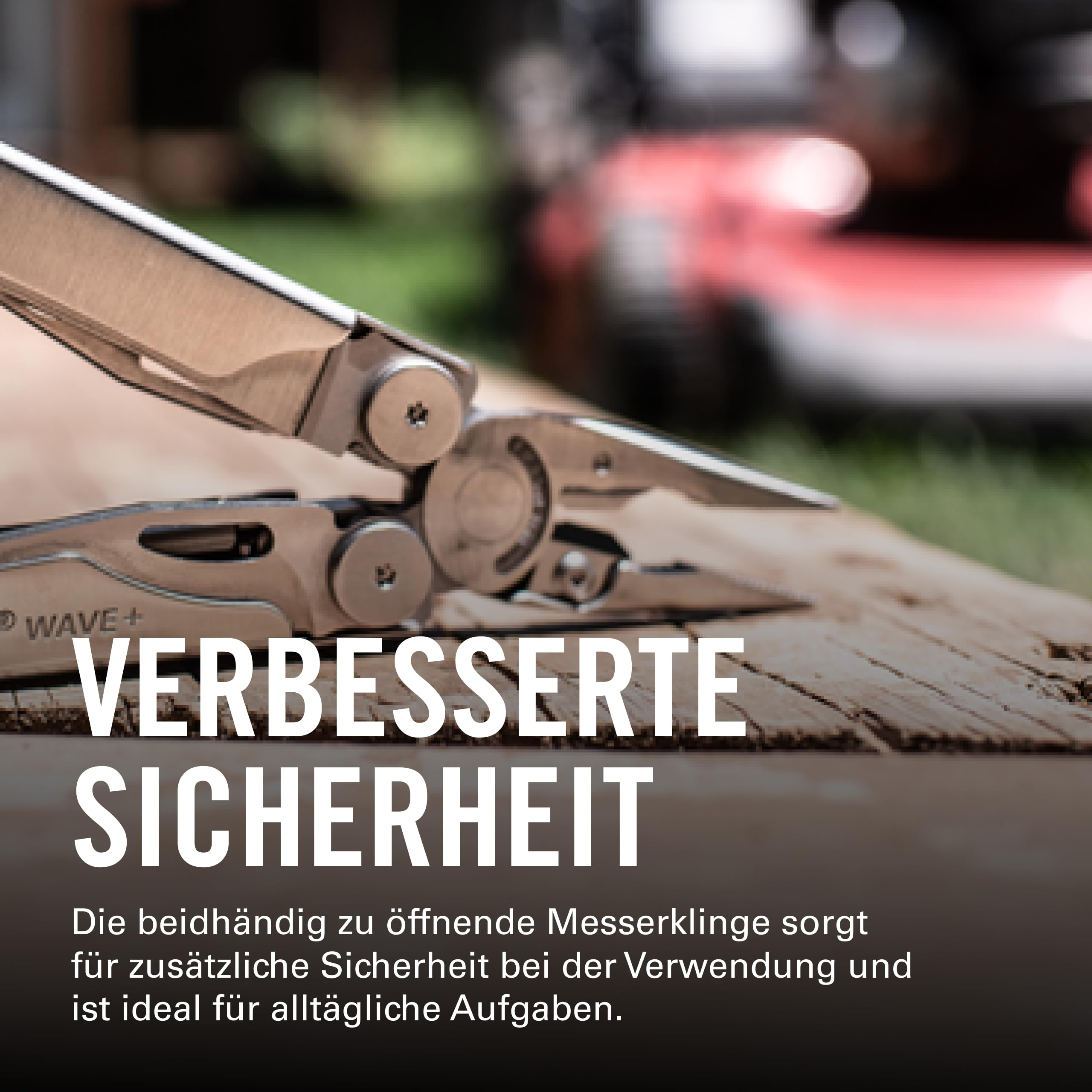 Narzędzie wielofunkcyjne z ostrzem na drewnie. Widnieje napis "Poprawione bezpieczeństwo".