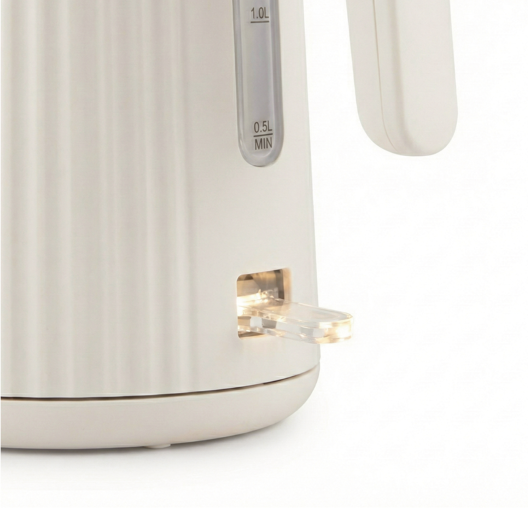 Een witte waterkoker met geribbelde textuur en waterniveau-indicator.