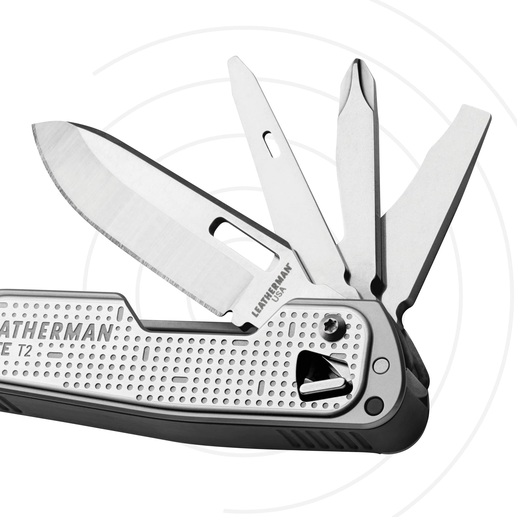 Ein Leatherman Multitool mit geöffnetem Messer, Schraubendreher und Zange.
