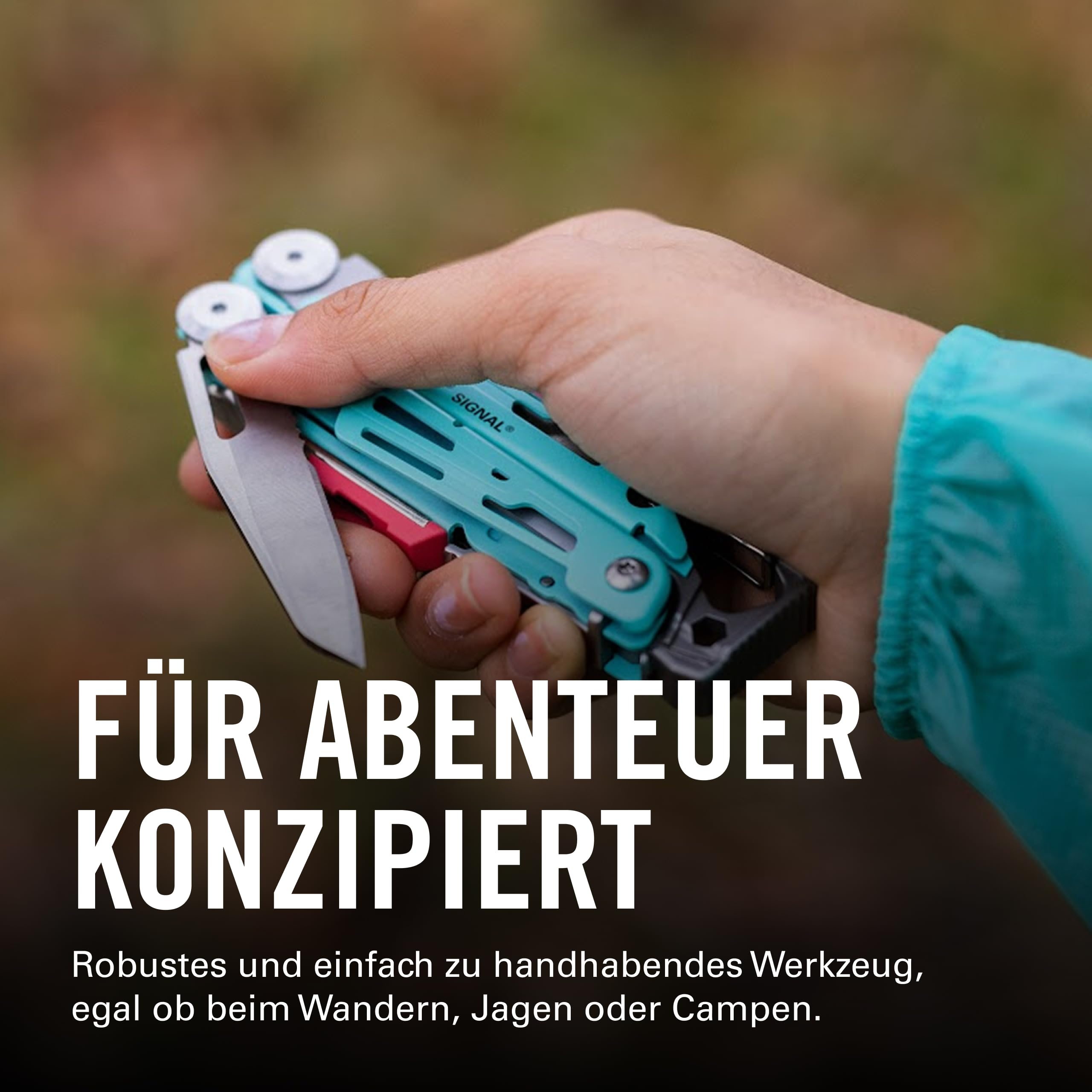 Hand hält ein blaues Multitool mit Klinge. Text: Für Abenteuer konzipiert.