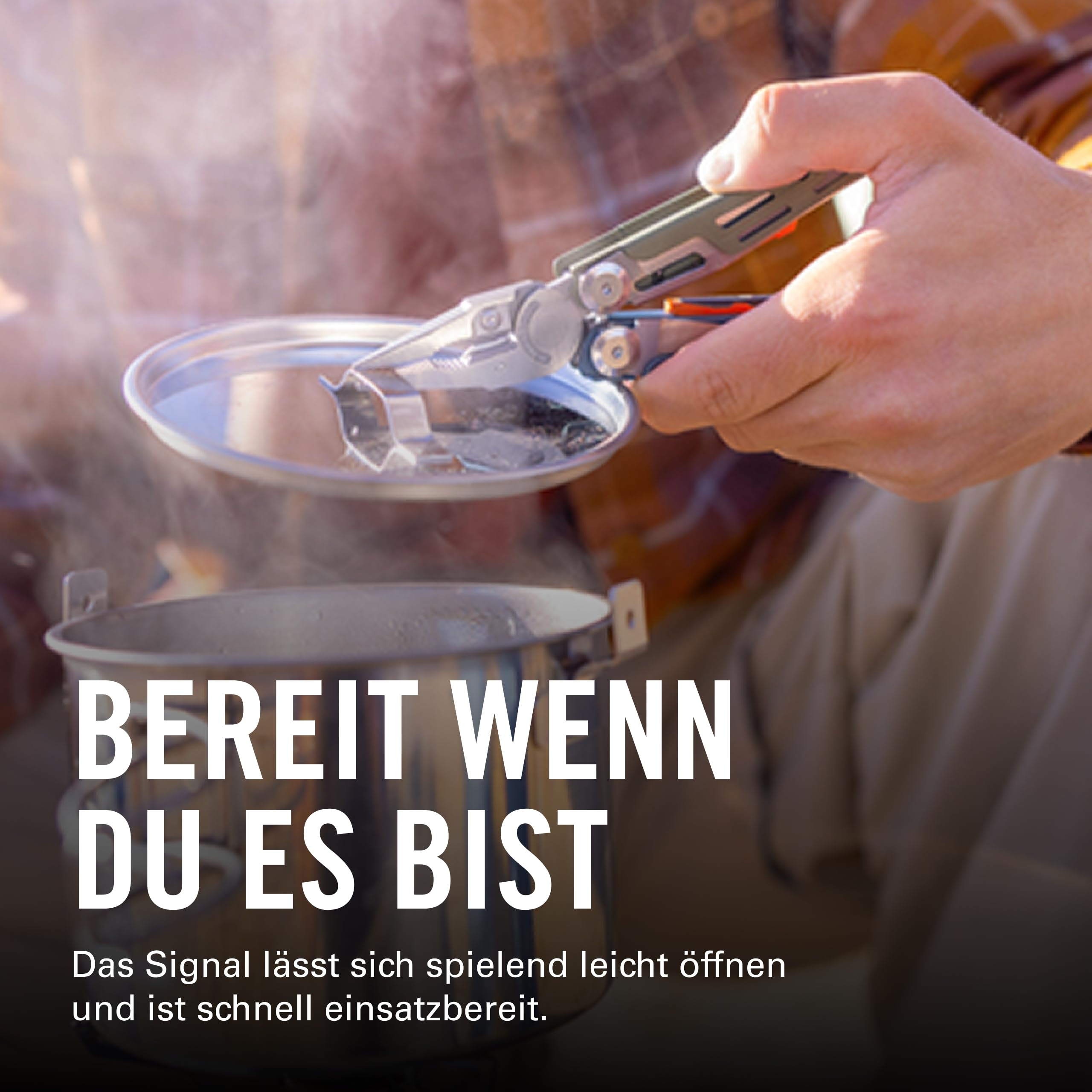 Ein Mann öffnet mit einer Zange einen Topf mit Dampf.
