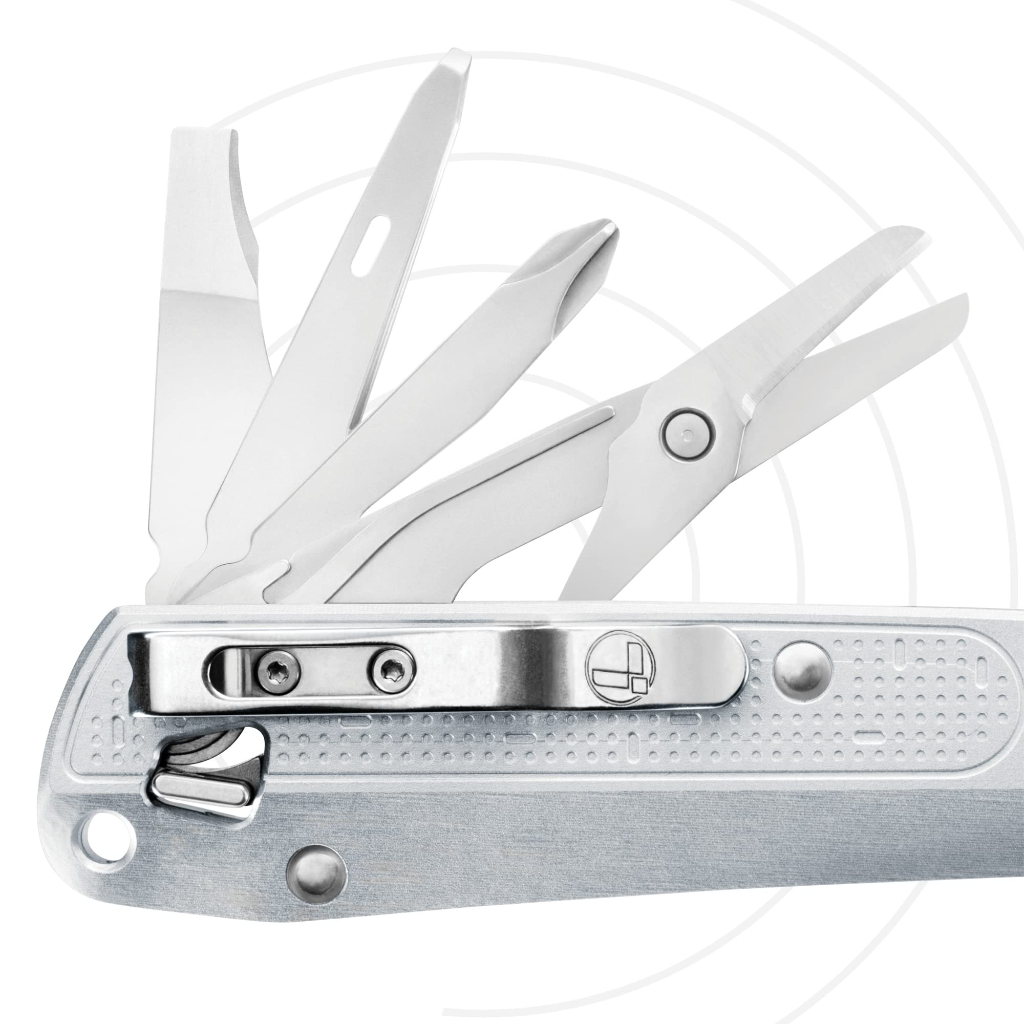 Ein silbernes Multitool mit ausgefahrenen Werkzeugen wie Schere und Schraubendreher.