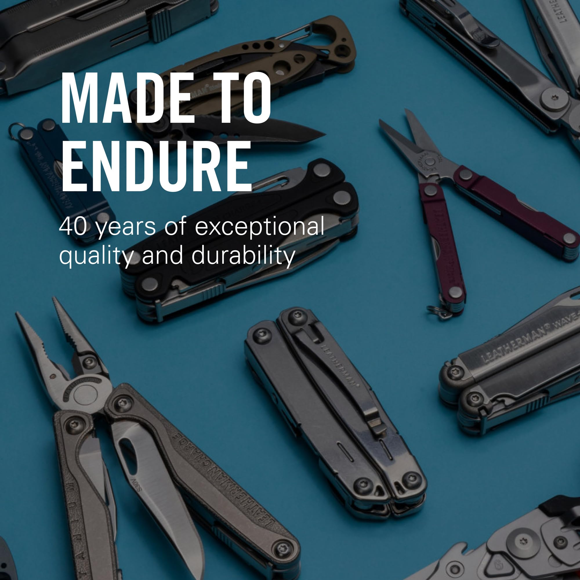 Mehrere Leatherman Multitools in verschiedenen Farben und Größen auf blauem Hintergrund.
