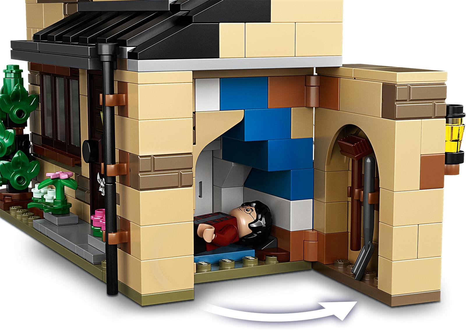 Lego-Szene: Junge im Bett unter der Treppe. Hausaußenansicht mit grünen Pflanzen.