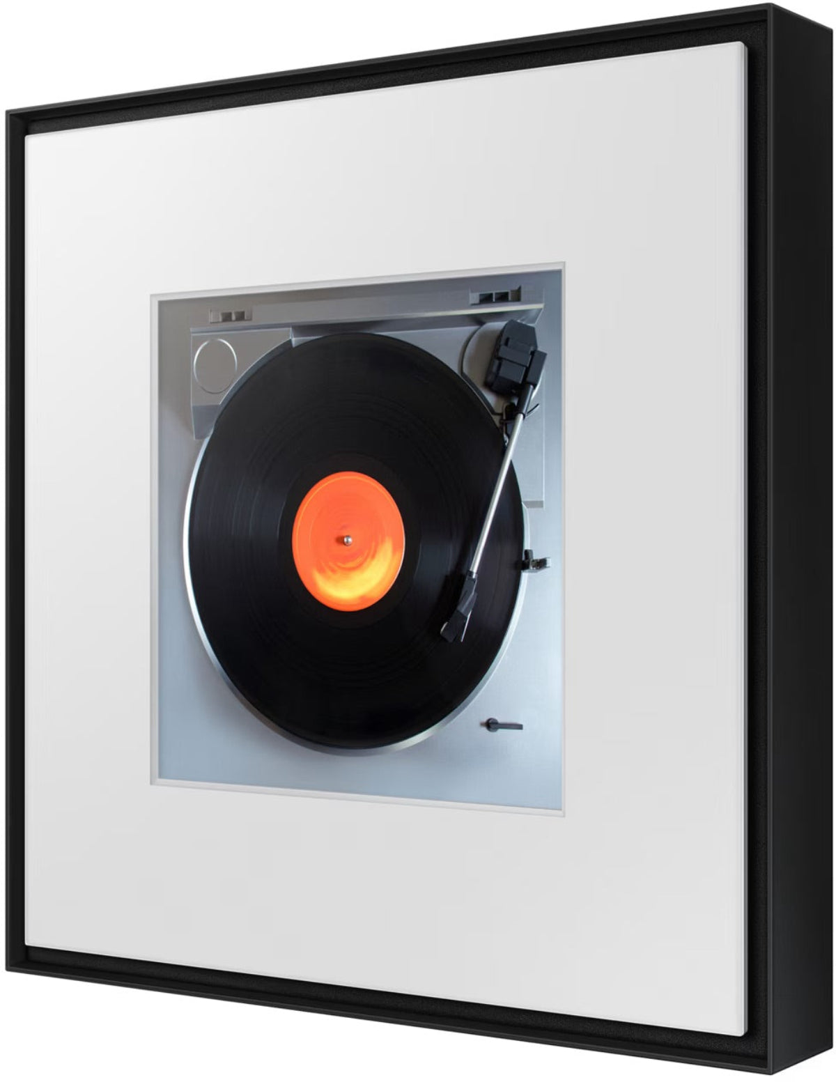 Gramofon z czarną płytą winylową i pomarańczową etykietą.