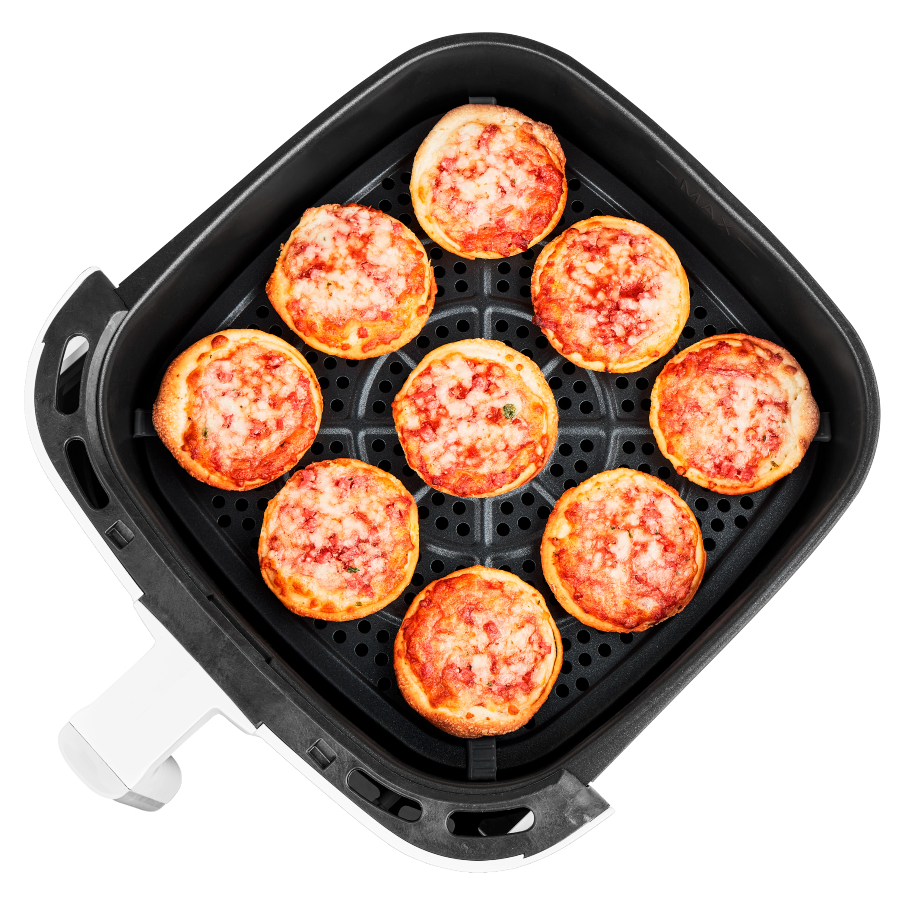 Dziewięć mini pizzy z serem i sosem pomidorowym w czarnym koszu frytkownicy beztłuszczowej.