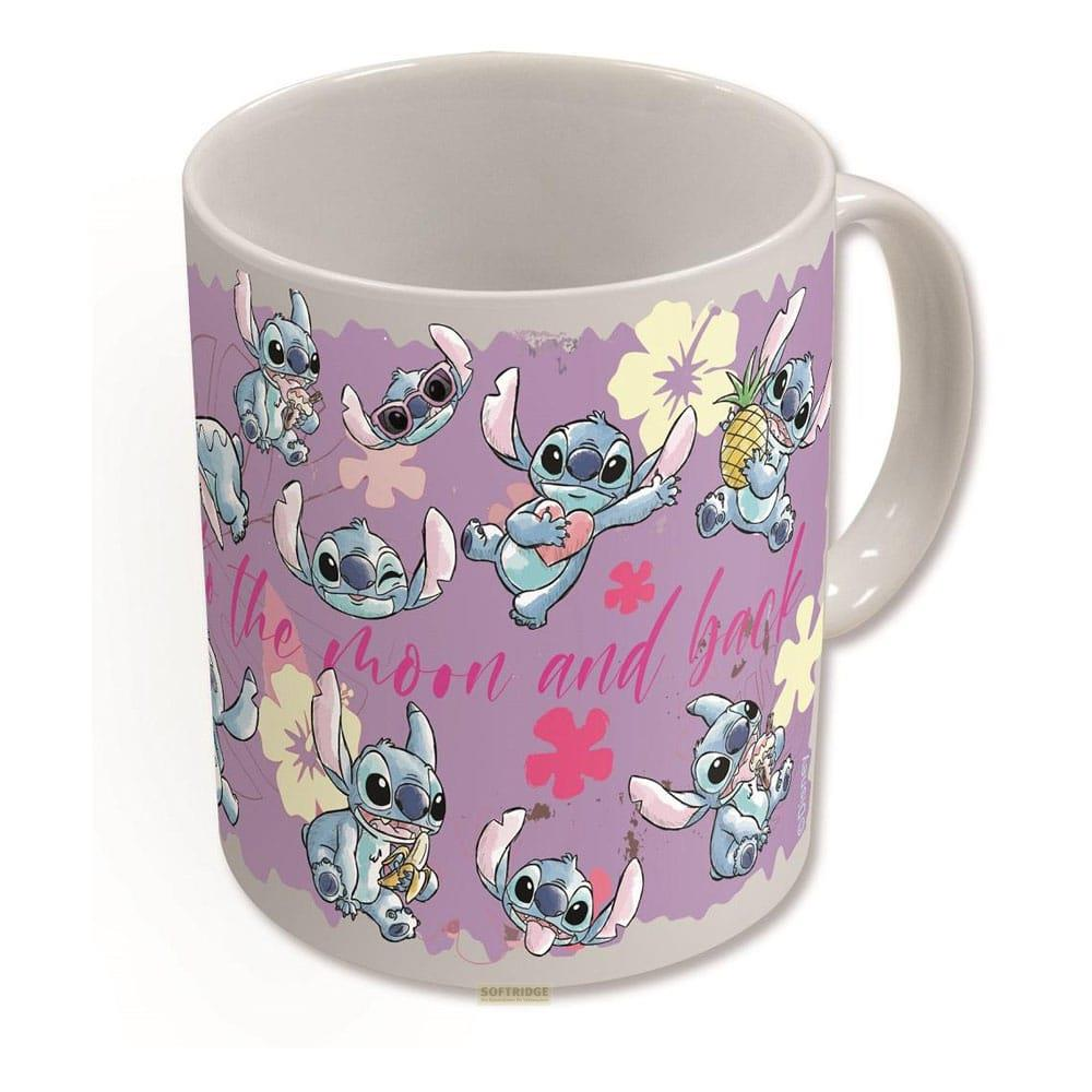 Taza morada con personajes de Stitch y flores. La taza muestra a Stitch en varias poses.