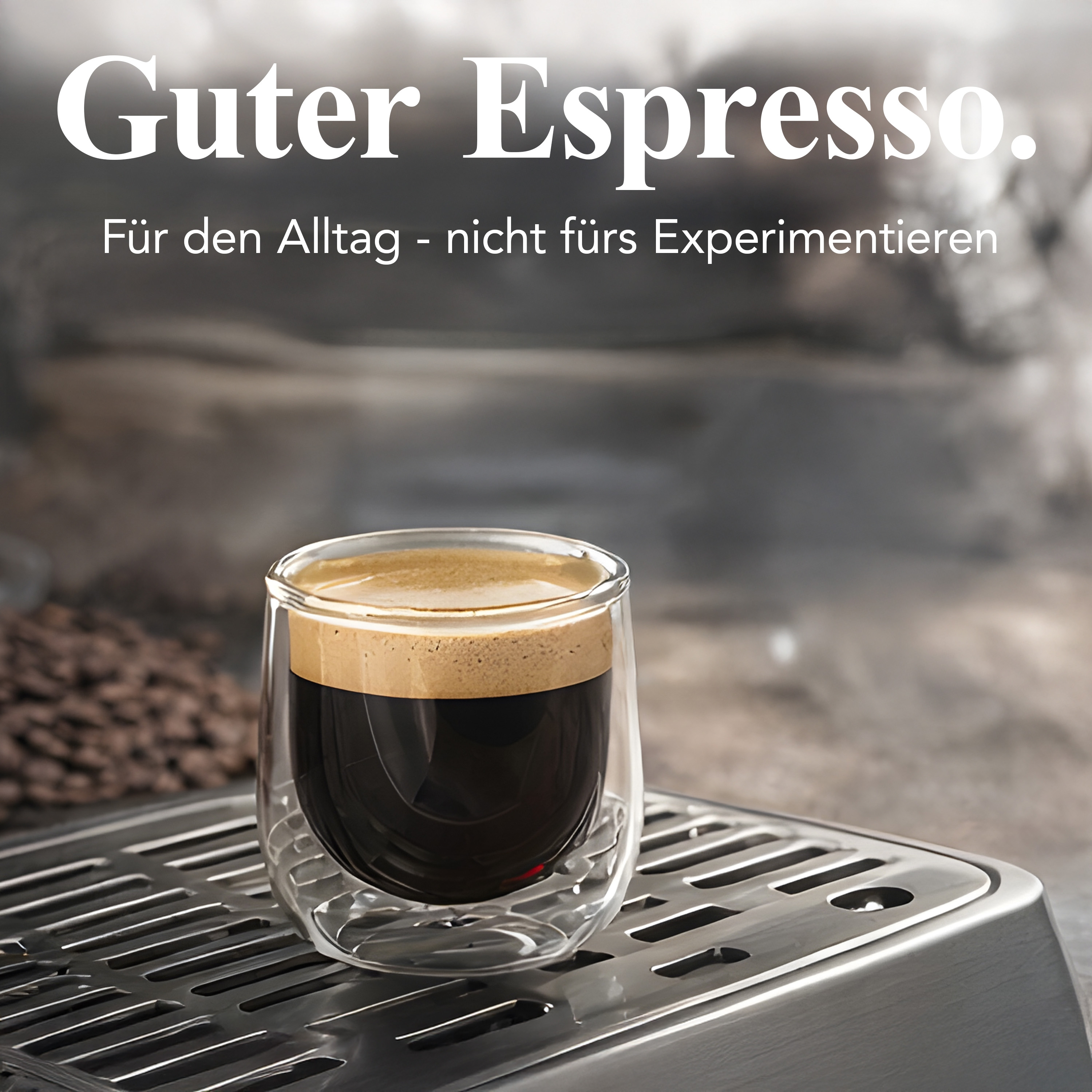 Ein Glas Espresso mit Crema steht auf einem Gitter. Kaffeebohnen im Hintergrund.