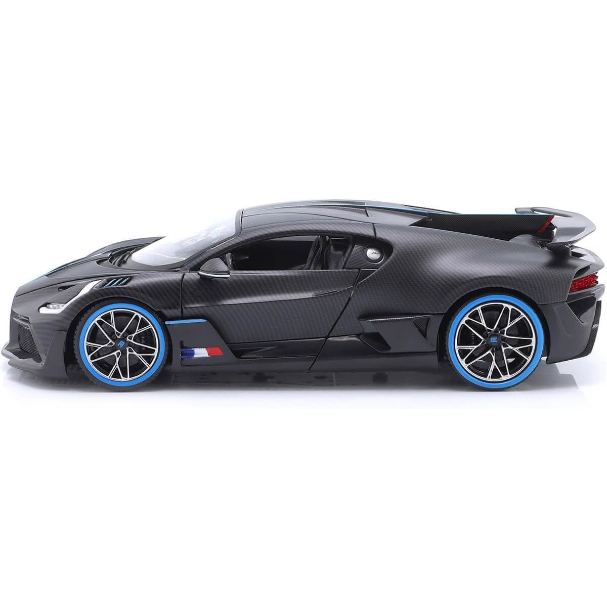 Schwarzes Bugatti Divo Modellauto mit blauen Akzenten und Flagge.