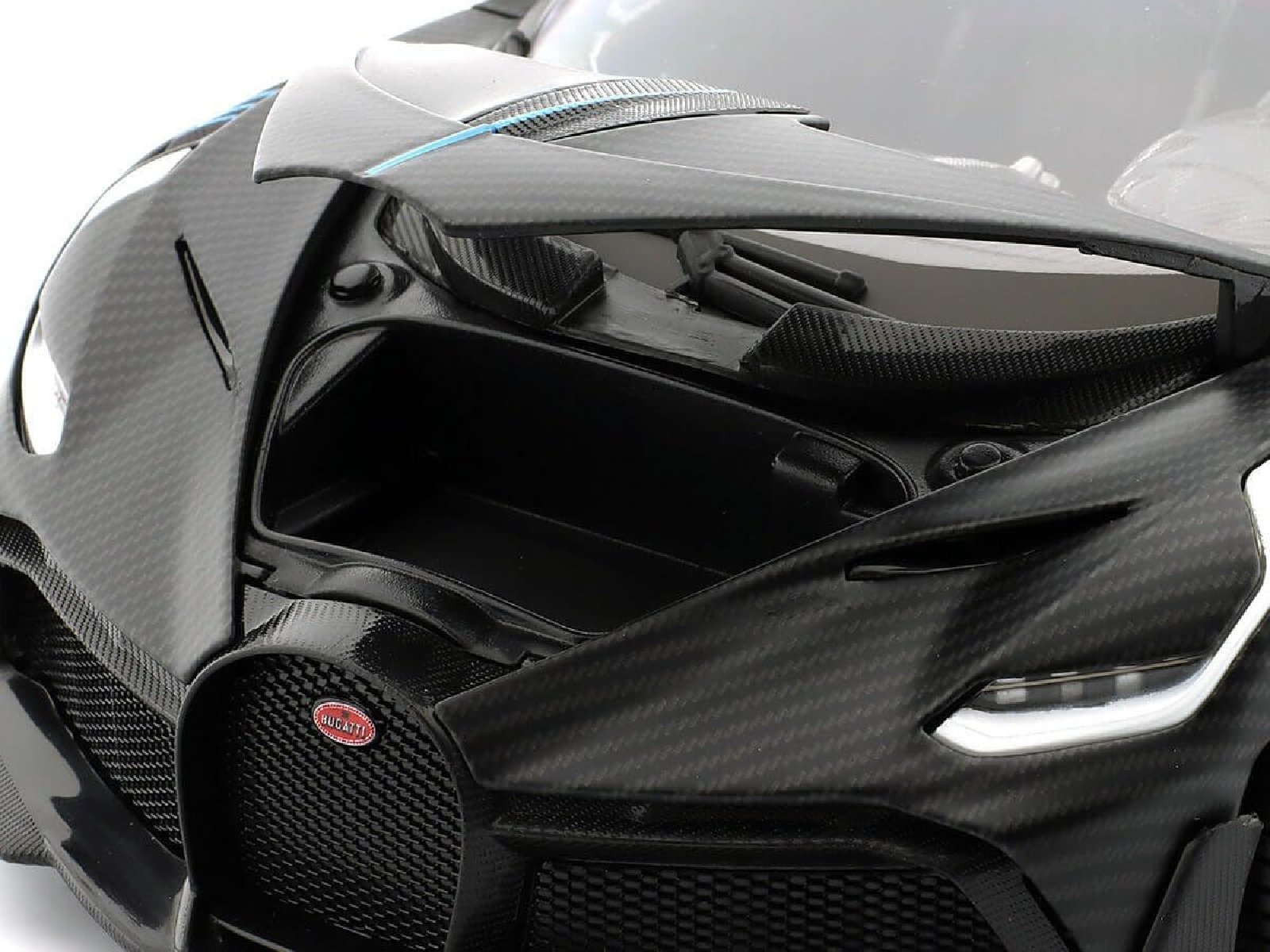 Schwarzer Bugatti mit offenem Fach, Karbonfaser-Details und blauen Akzenten.