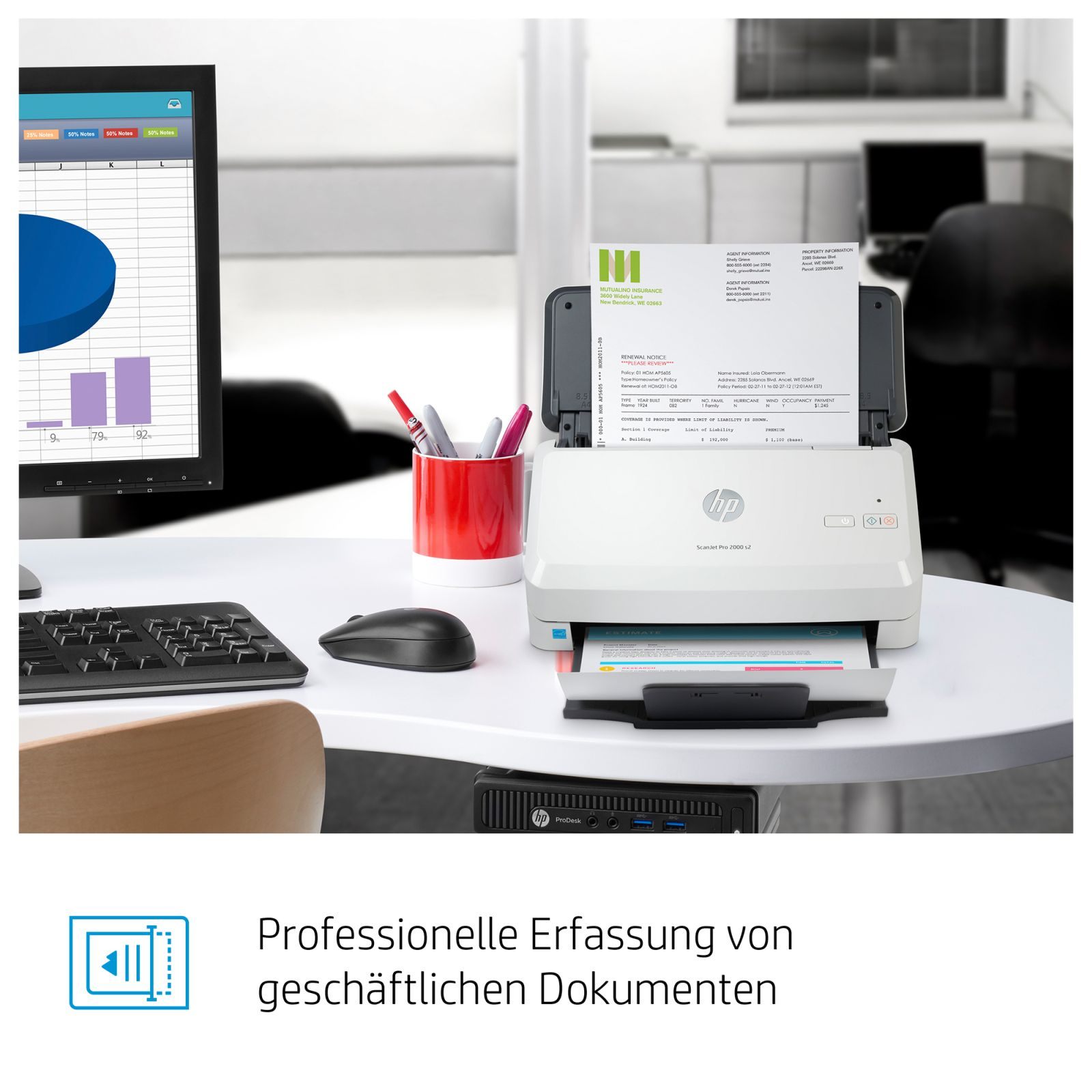 Skaner HP przetwarza dokument na biurku z komputerem i akcesoriami.