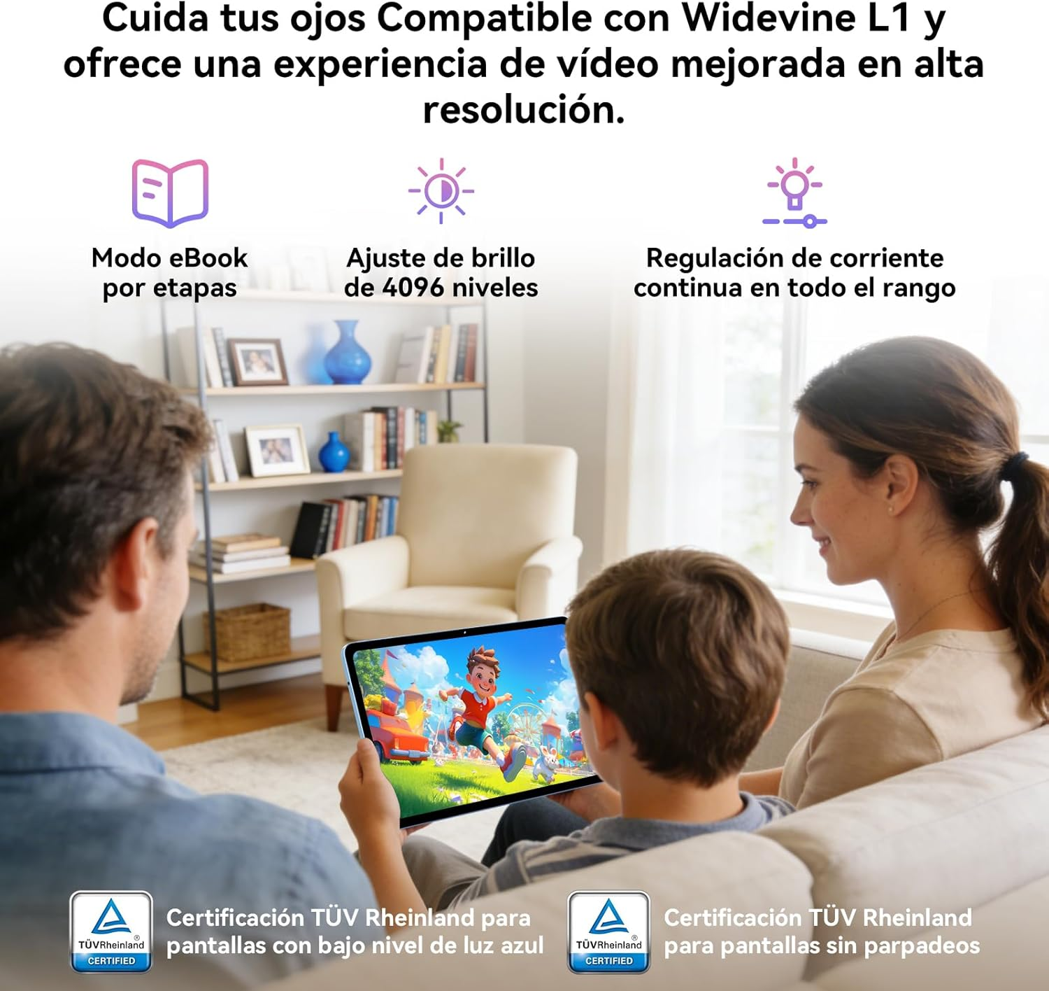 Familia ve a un niño en una tablet con dibujos animados. Sala de estar.