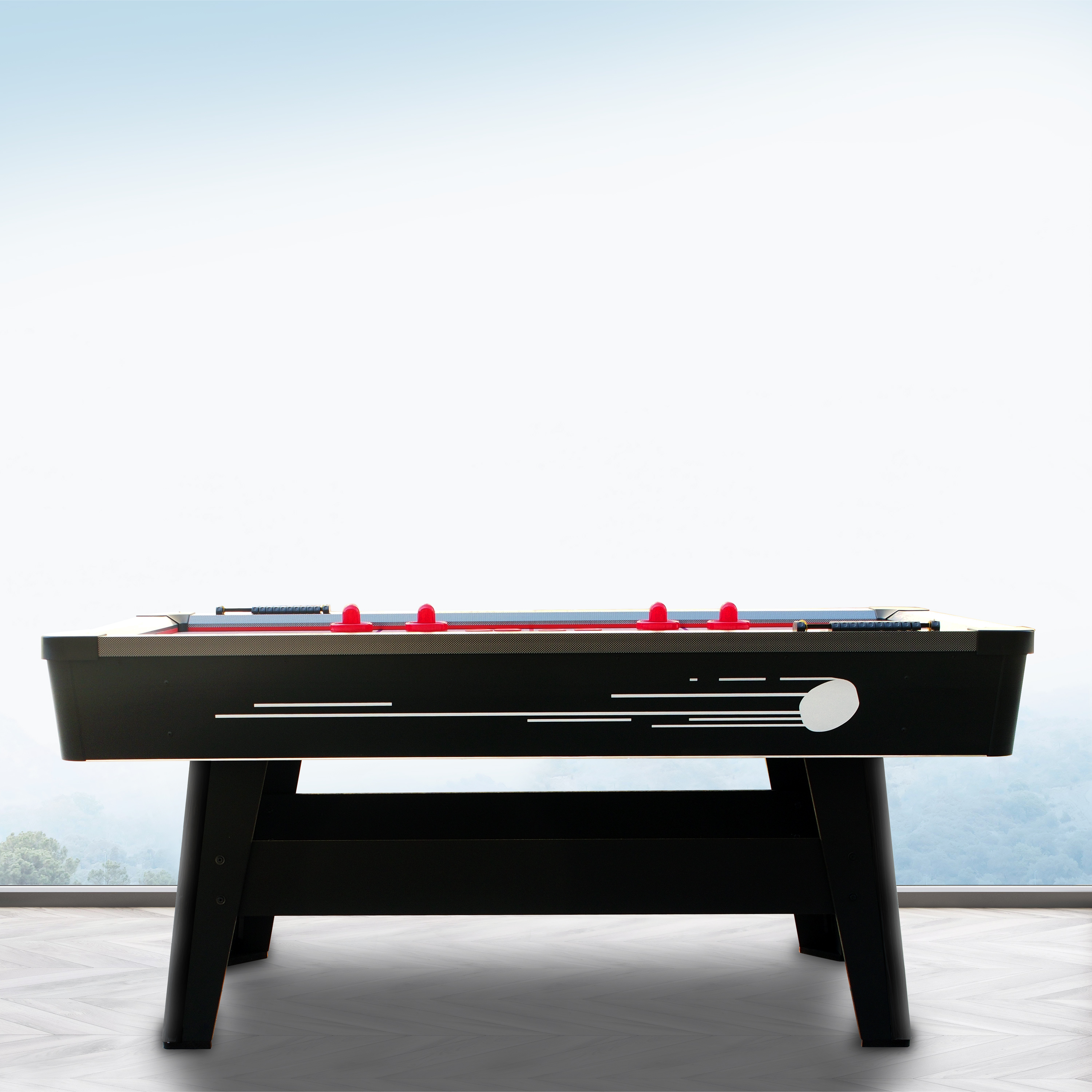 Ein schwarzer Airhockey-Tisch mit roten Spielern steht auf einer Holzboden-Terrasse.