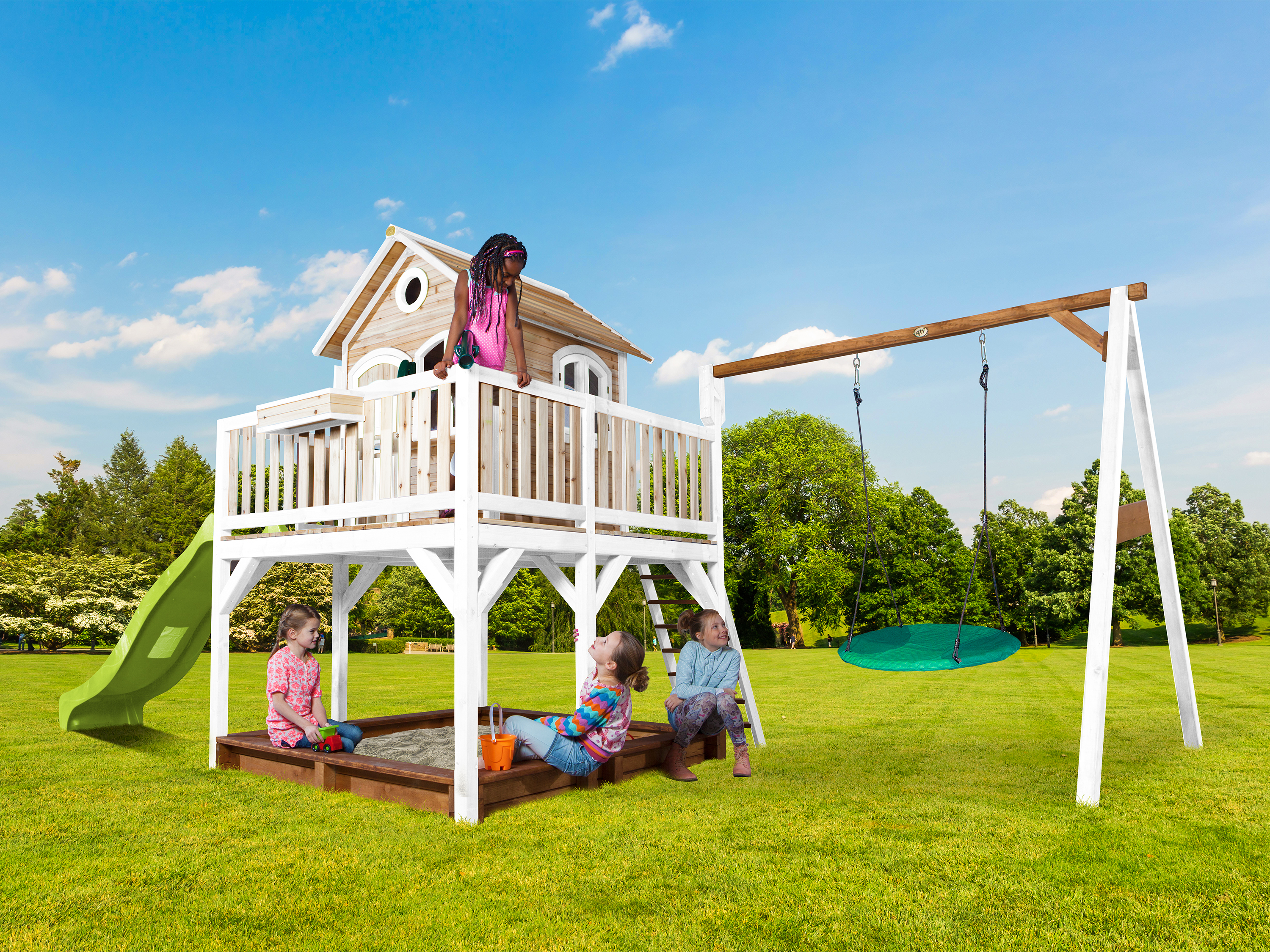 Kinder spielen auf einem Spielplatz mit Haus, Rutsche und Schaukel. Heller Tag.