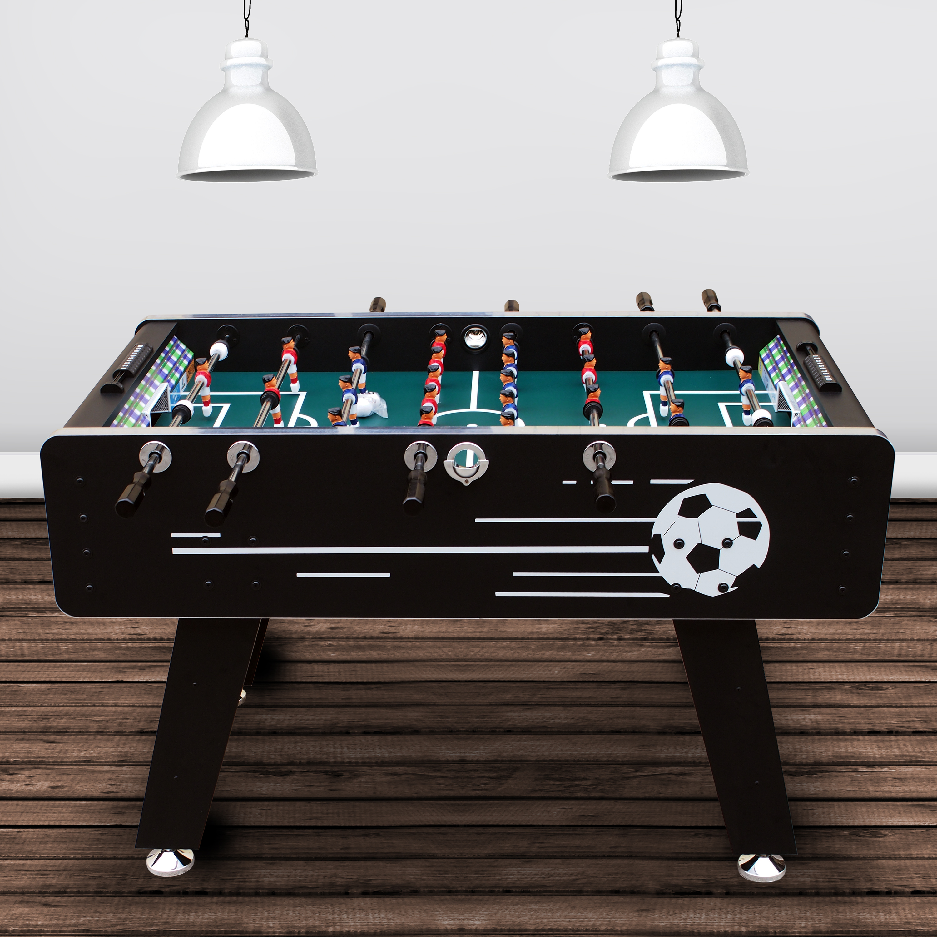 Ein Tischfußballspiel mit Spielern in roten und blauen Trikots auf einem grünen Spielfeld.