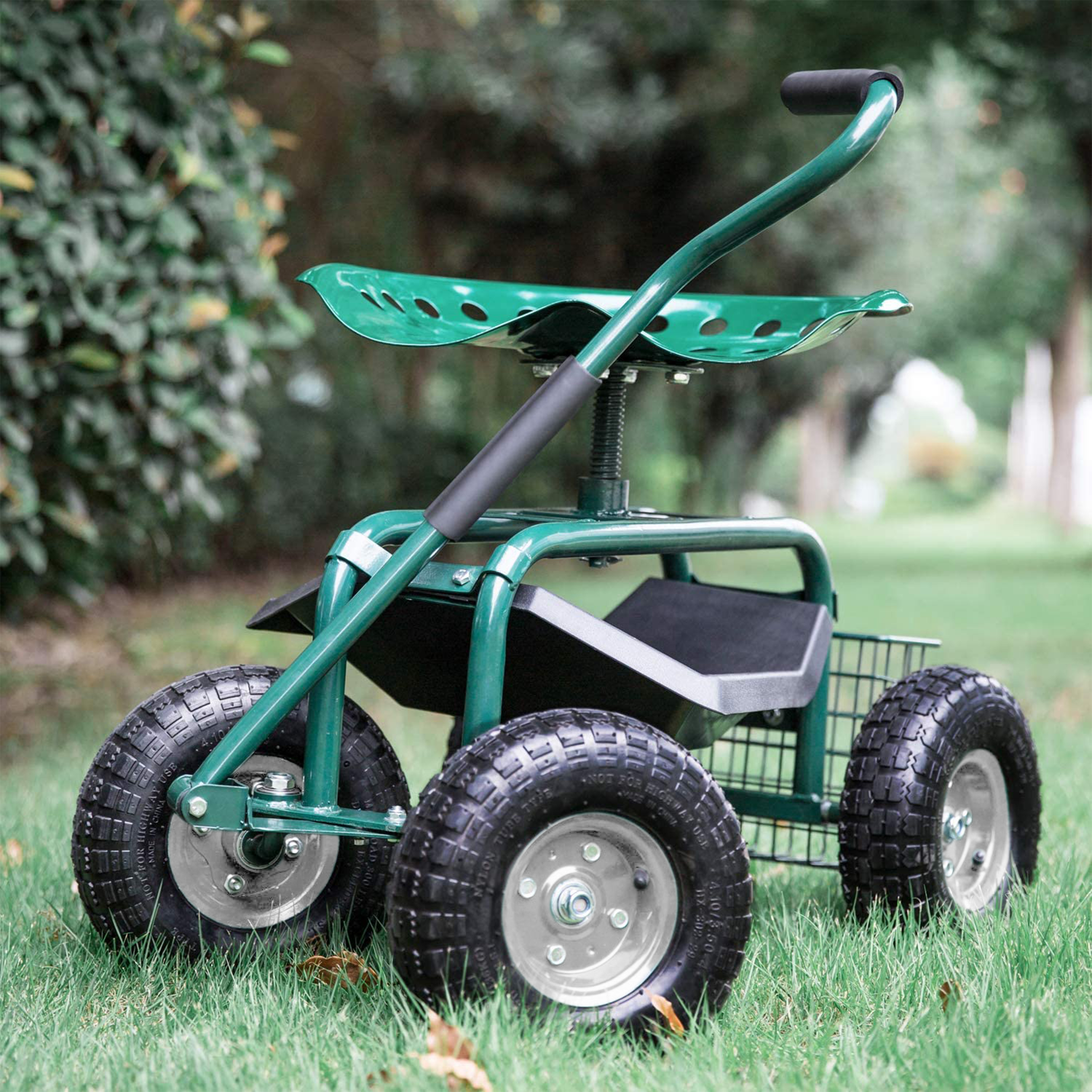 Ein grüner Gartensitzroller mit vier Rädern steht auf Gras.