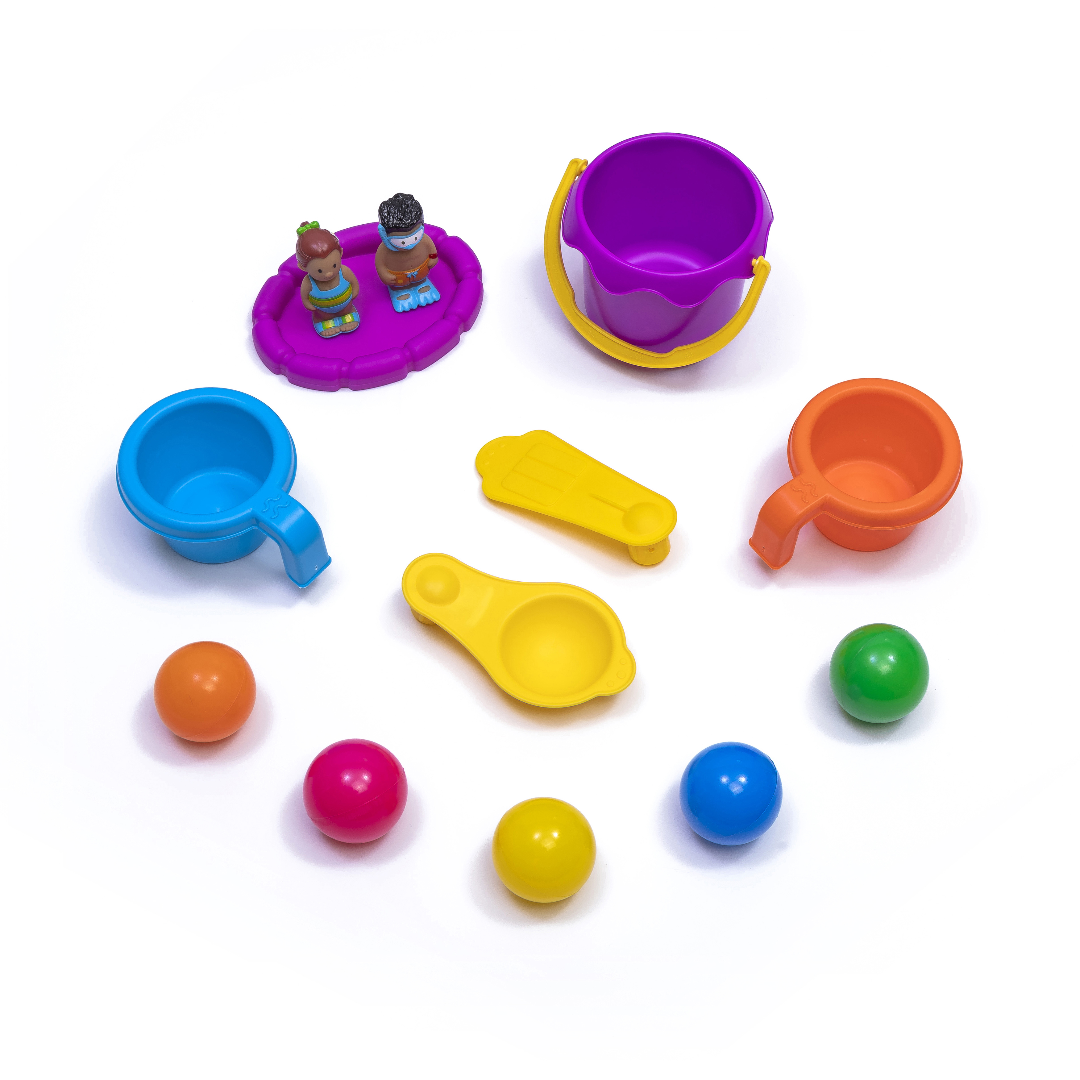 Spielzeug: Figuren, ein Eimer, Becher und Bälle in bunten Farben.