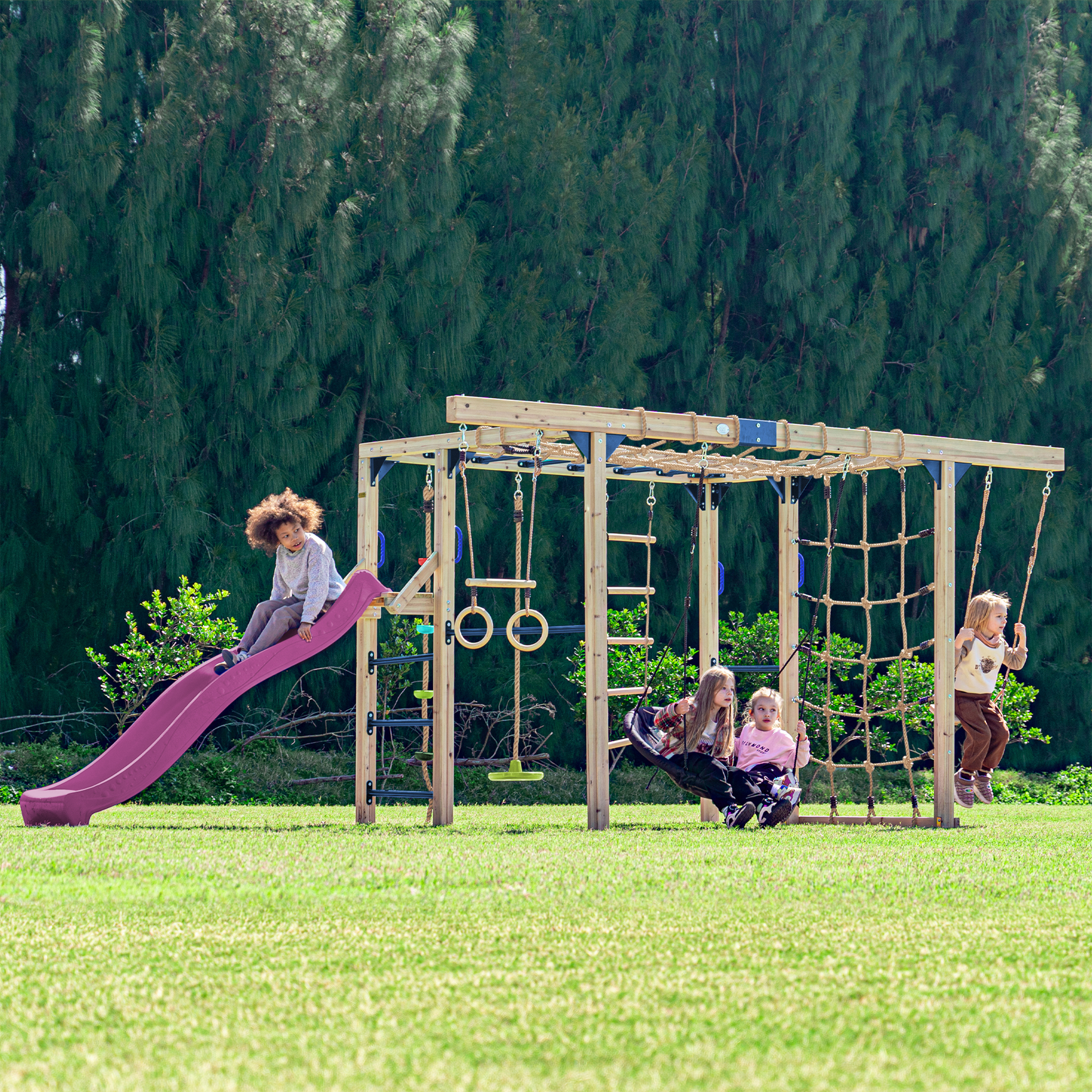 Kinder spielen auf einem Spielplatz mit Rutsche, Schaukel und Kletterwand.