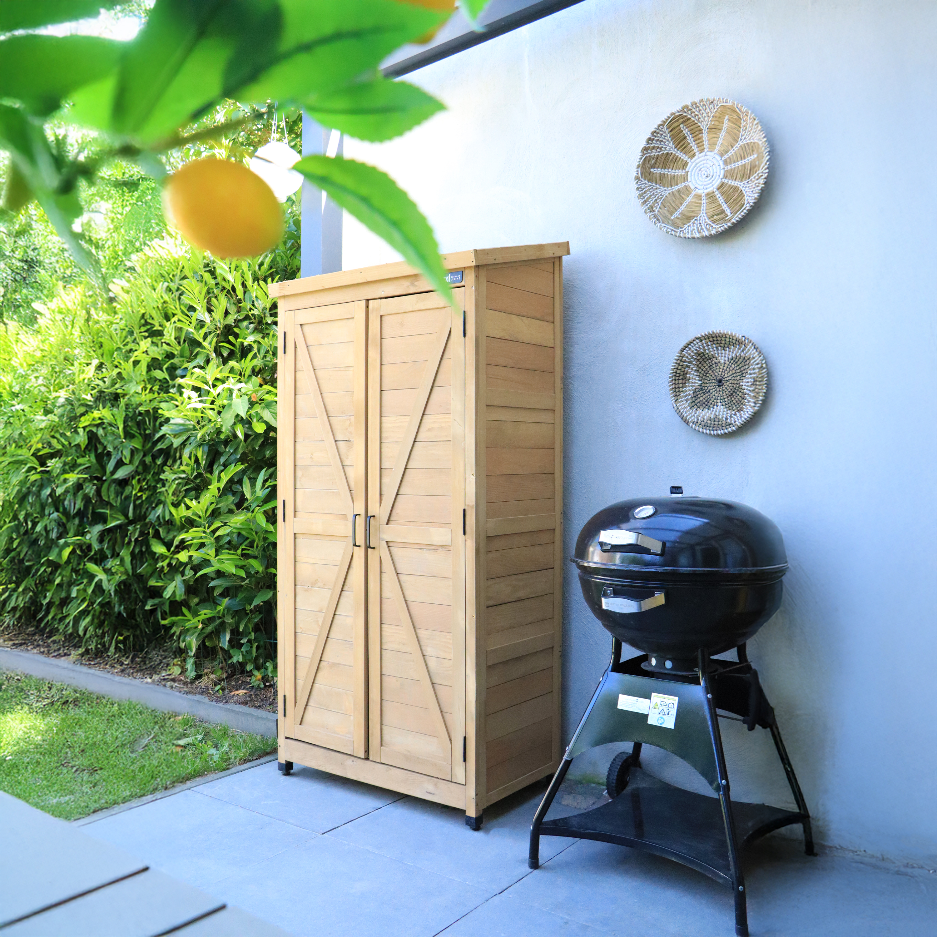 Ein Holzhütte, Grill und Körbe an einer Wand.