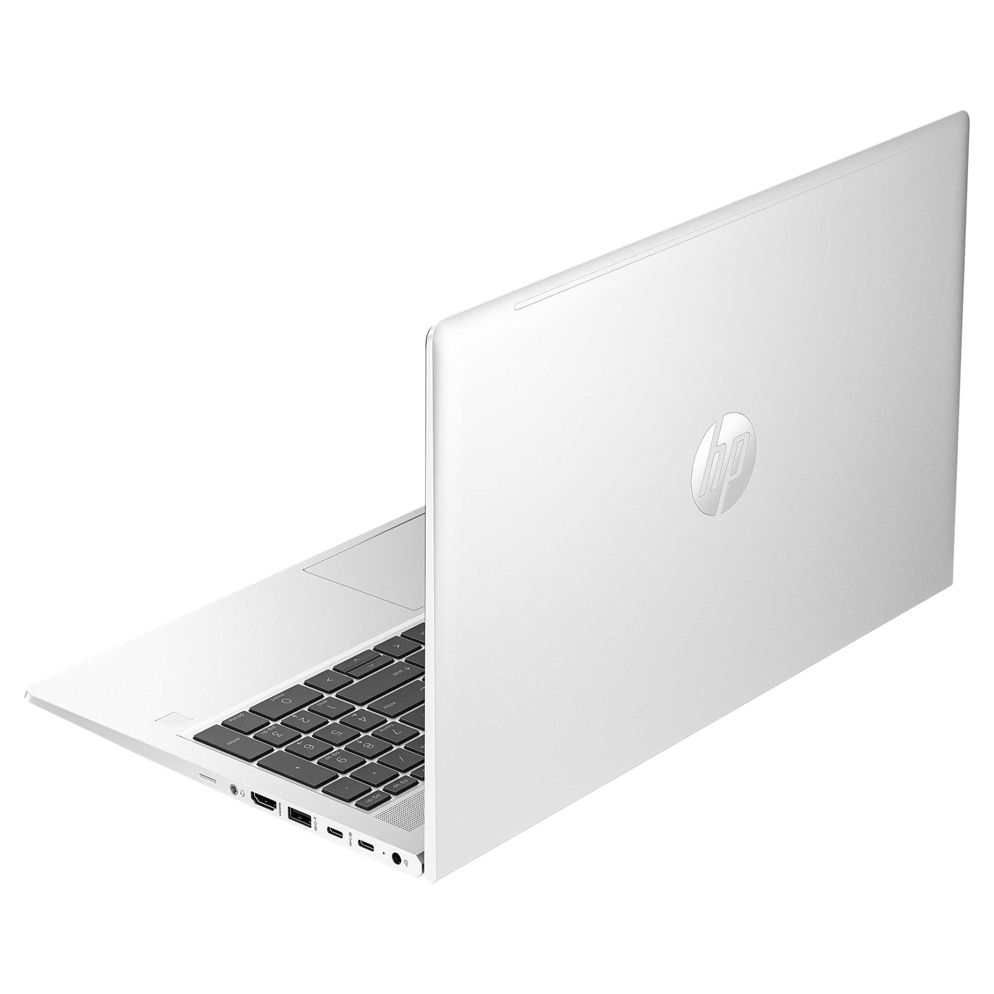 Gümüş rengi bir HP dizüstü bilgisayar beyaz arka planda gösteriliyor.