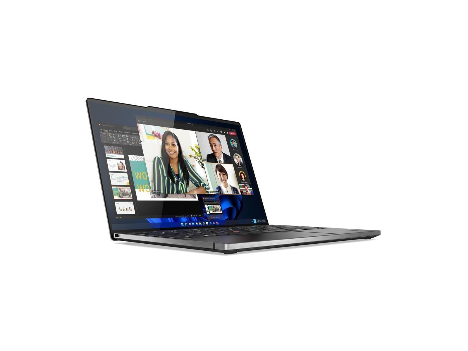 Ein geöffneter Laptop zeigt eine Videokonferenz mit vier Personen.