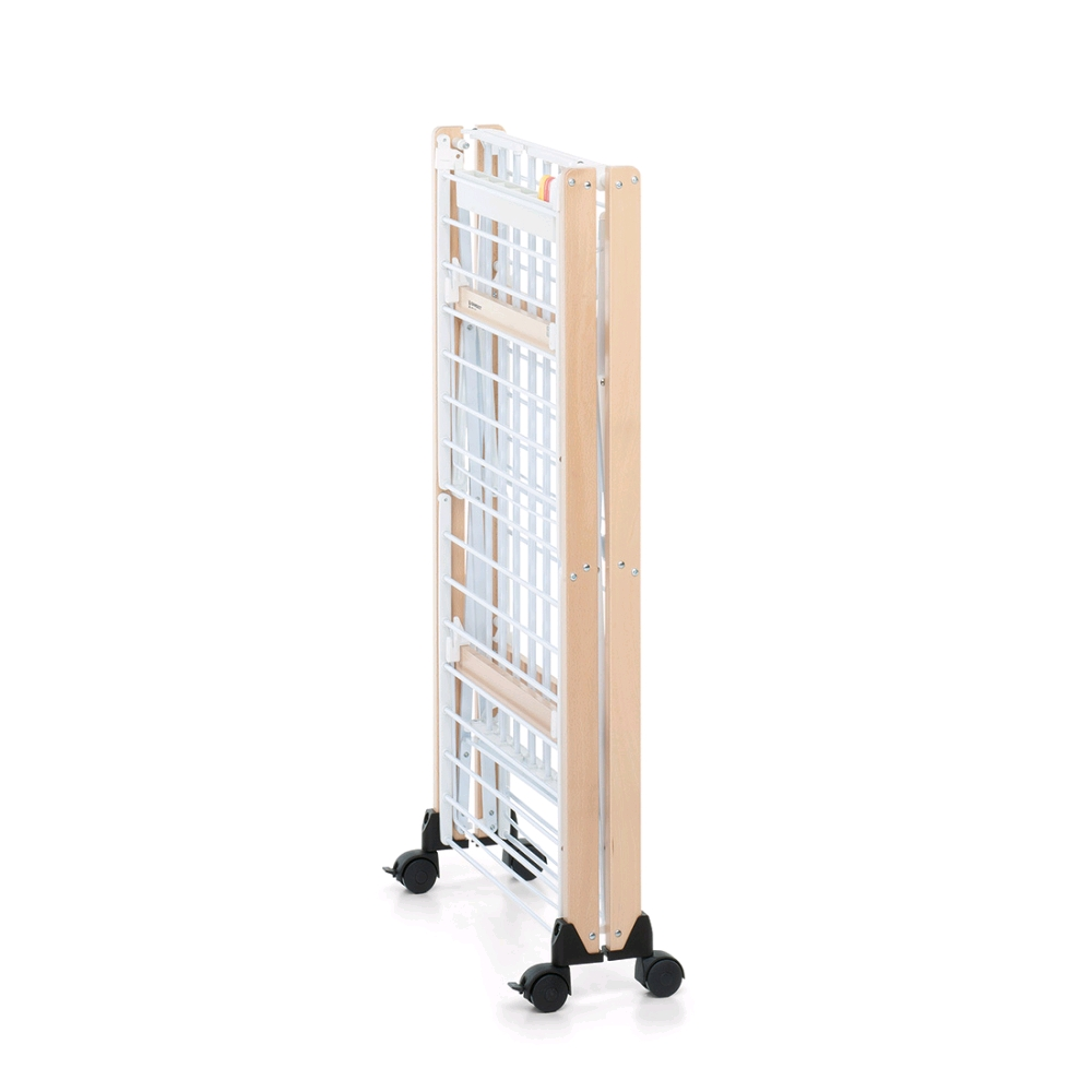 Stendibiancheria pieghevole in metallo bianco e legno con ruote.