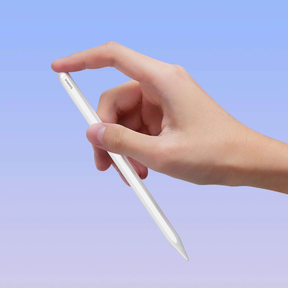 Eine Hand hält einen weißen Stift vor einem blauen Himmel.
