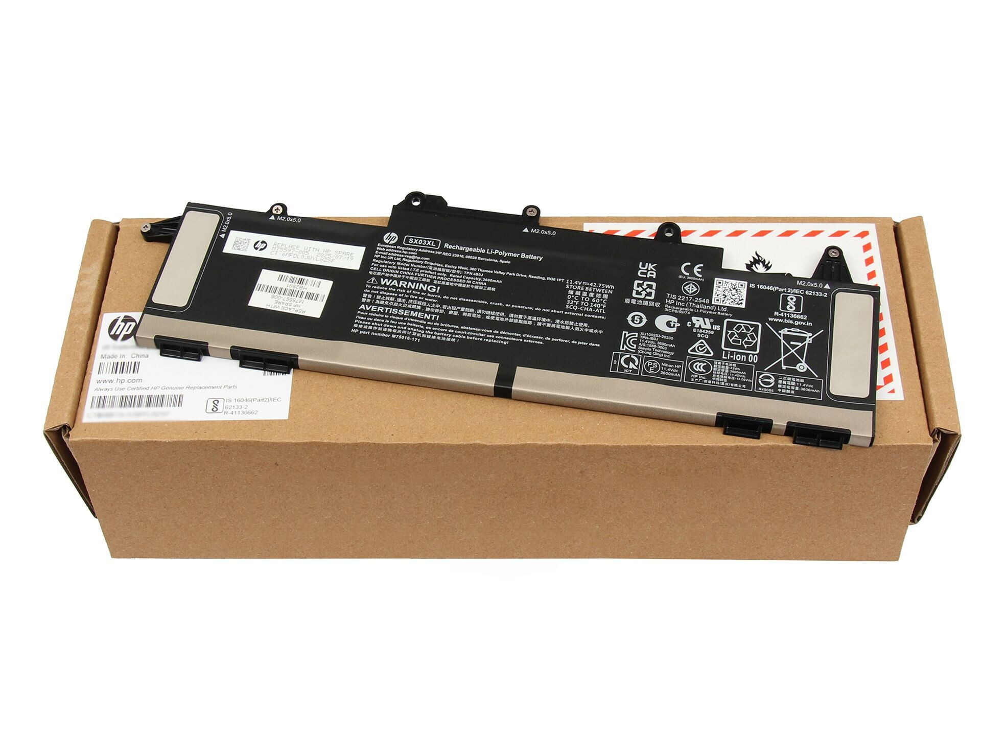 Ein HP Laptop Akku liegt auf einem geöffneten Karton. Der Akku ist schwarz und silber.