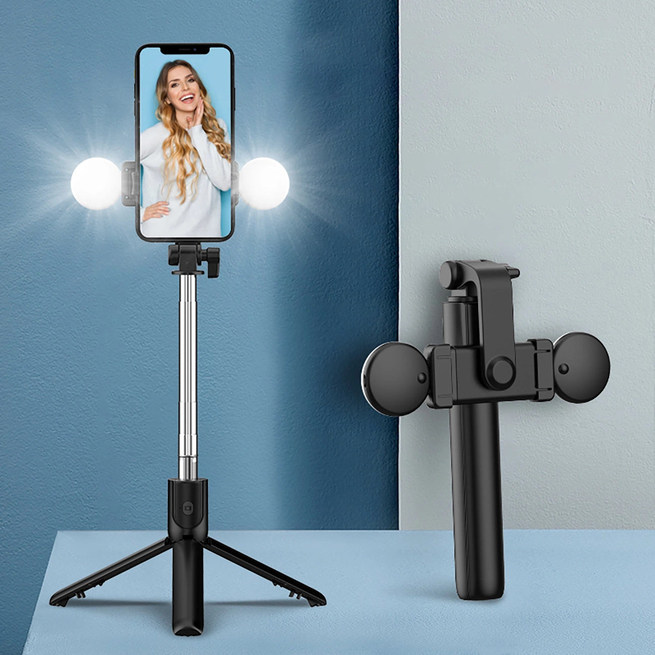 Ein Selfie-Stick mit Smartphone und Lichtern steht auf einem Stativ.