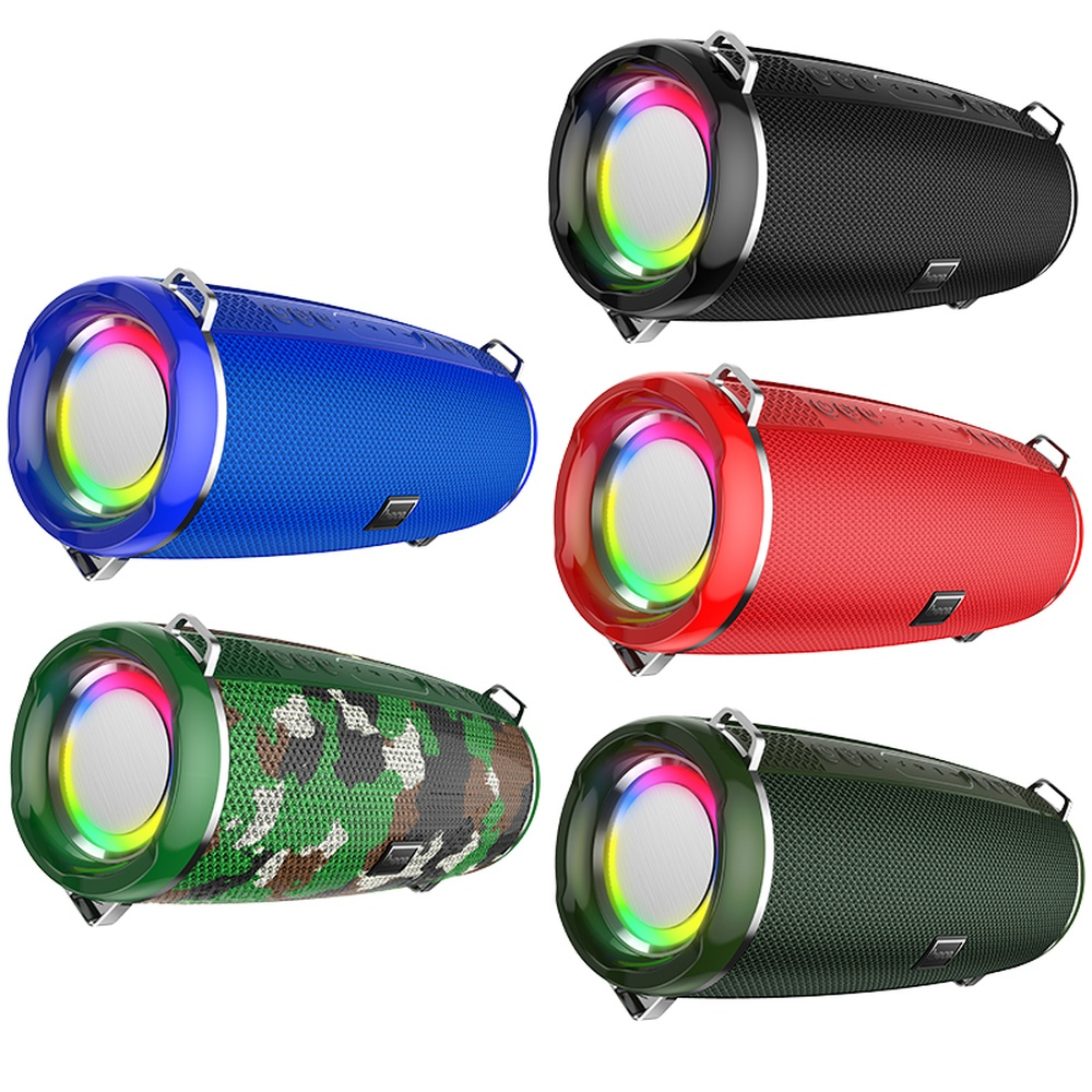 Cinque altoparlanti cilindrici blu, rossi, neri, mimetici e verdi con luci RGB.