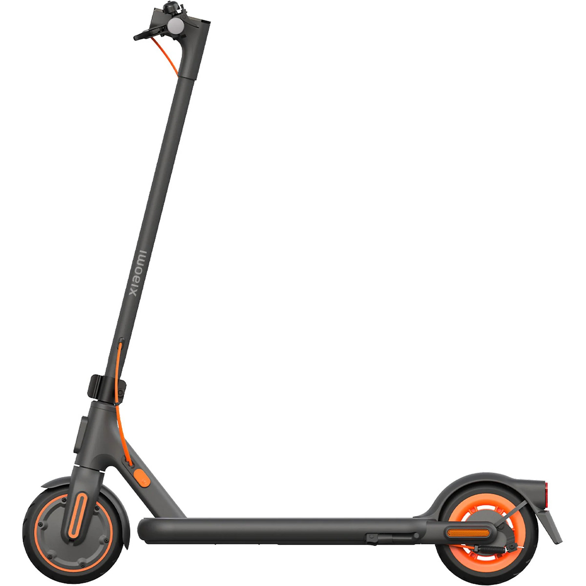 Un patinete eléctrico oscuro con detalles naranjas se alza aislado.