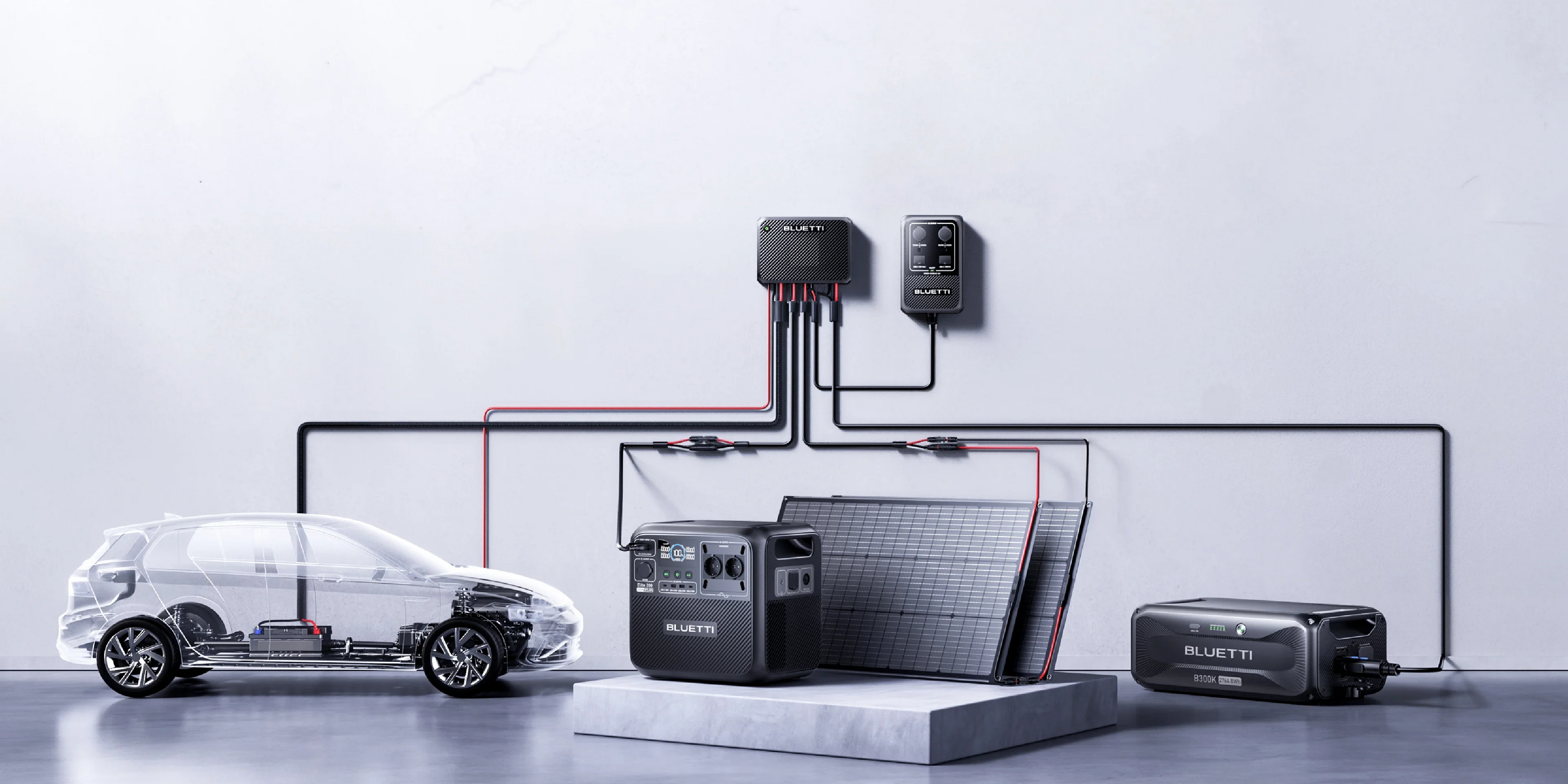 Przezroczysty samochód elektryczny z panelami słonecznymi i stacjami zasilania Bluetti.