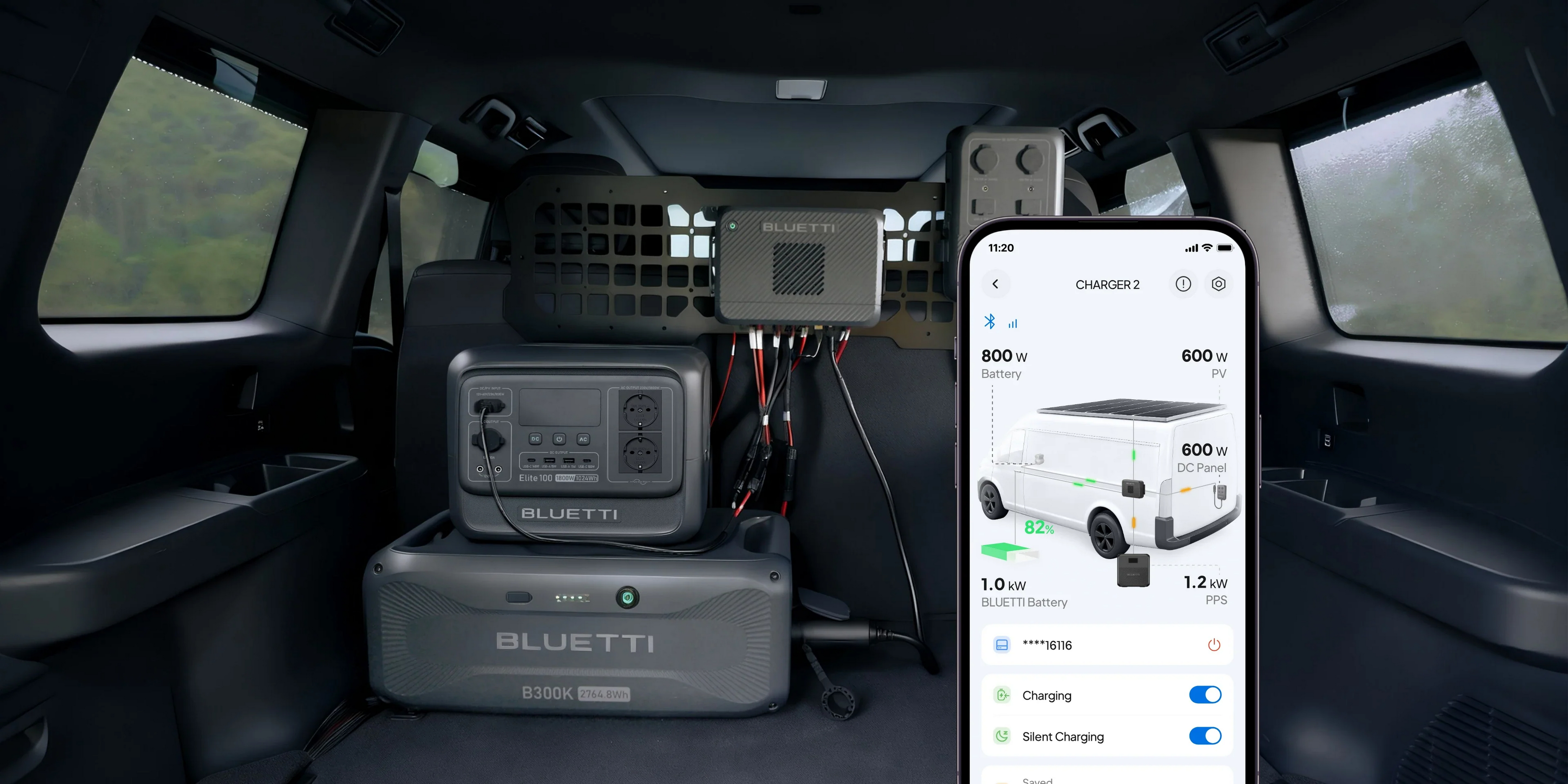 W bagażniku samochodu widać urządzenia Bluetti i smartfon z aplikacją do ładowania.