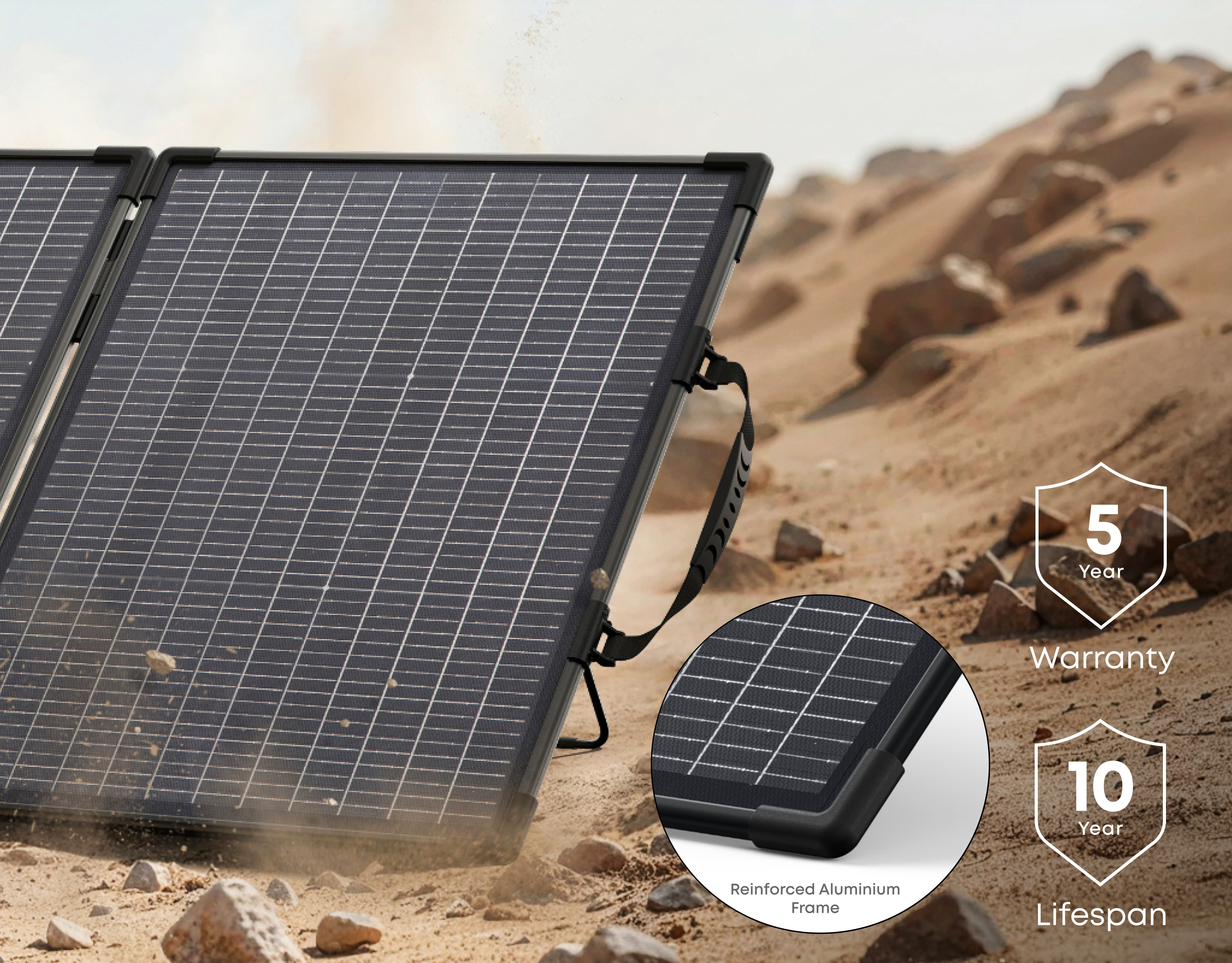 Składane panele słoneczne na piasku z zbliżeniem wzmocnionej ramy.