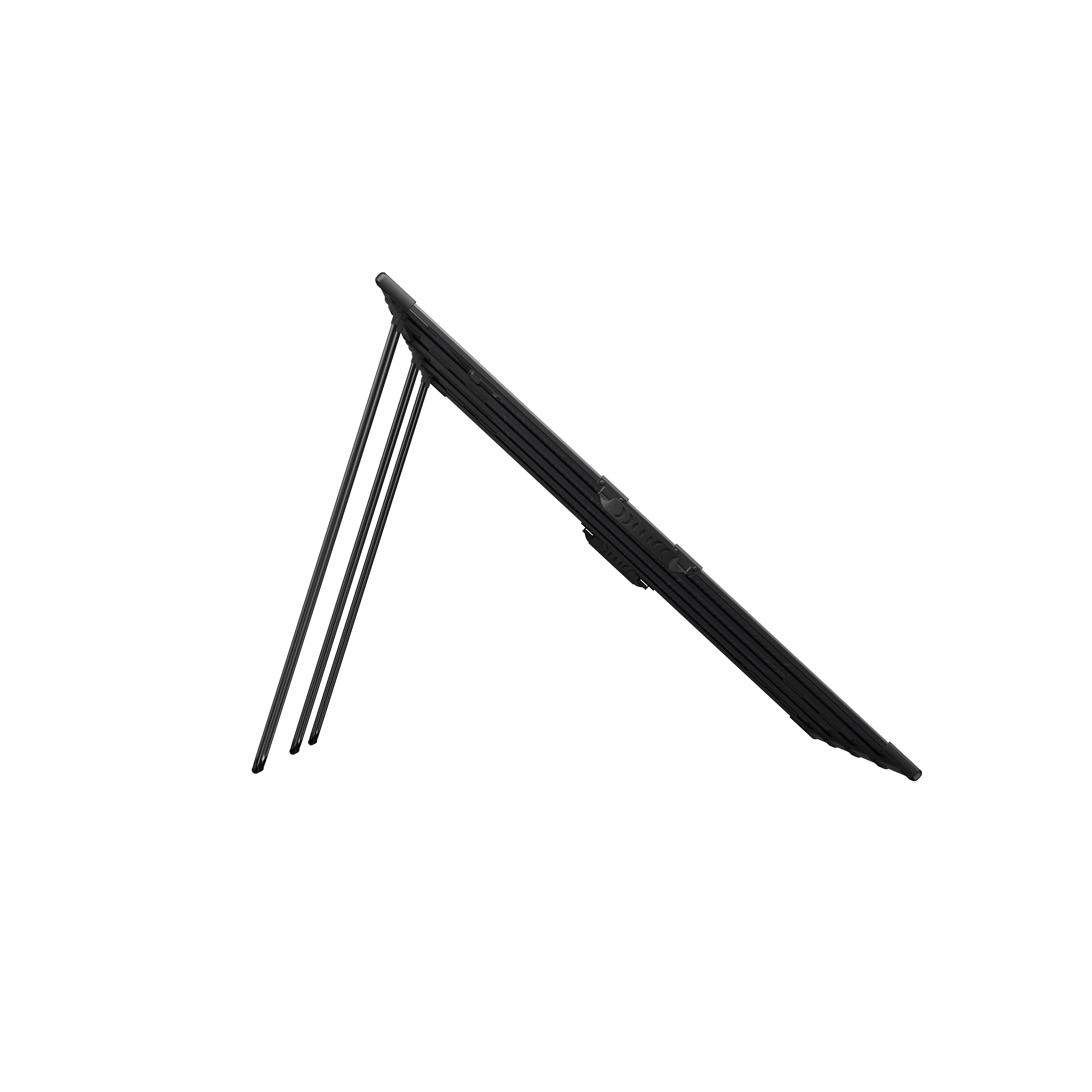 Czarny, składany statyw z trzema nogami, stojący na białej powierzchni.