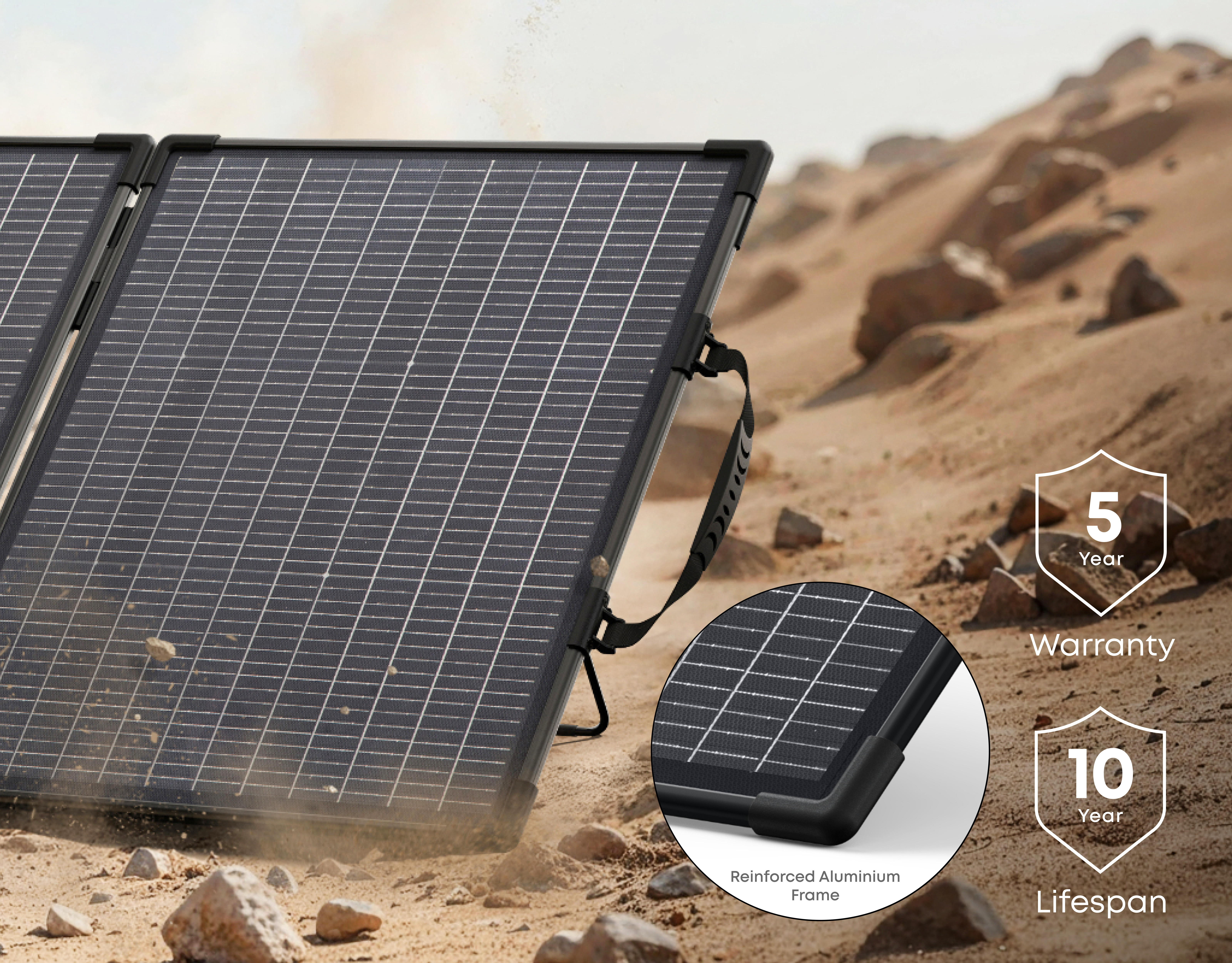Panel słoneczny na piasku, zbliżenie ramki i szczegóły gwarancji.