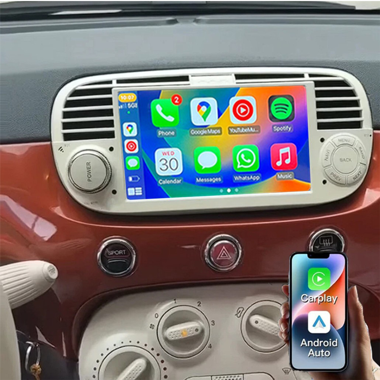 Uno smartphone mostra CarPlay e Android Auto accanto al sistema di infotainment di un'auto.