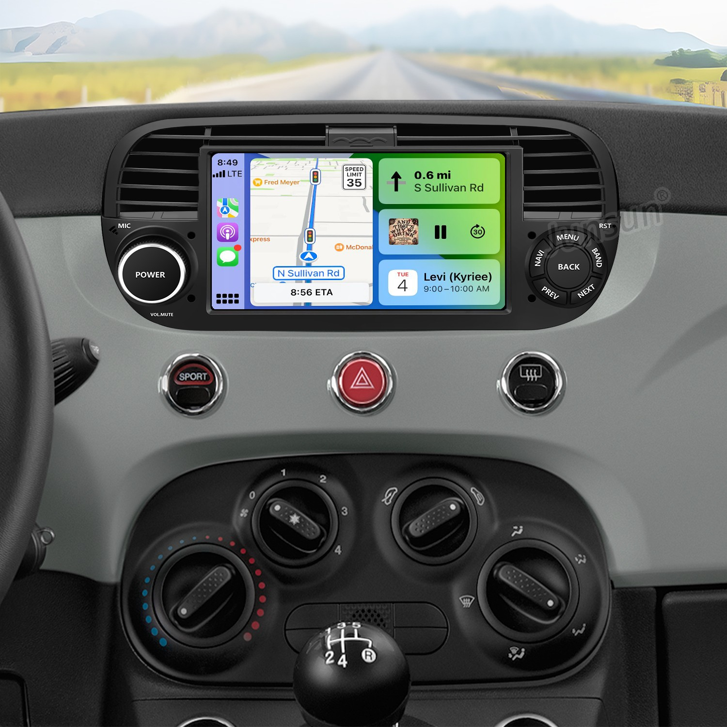 Interno auto con schermo di navigazione. Mostra mappa, velocità e appuntamenti.