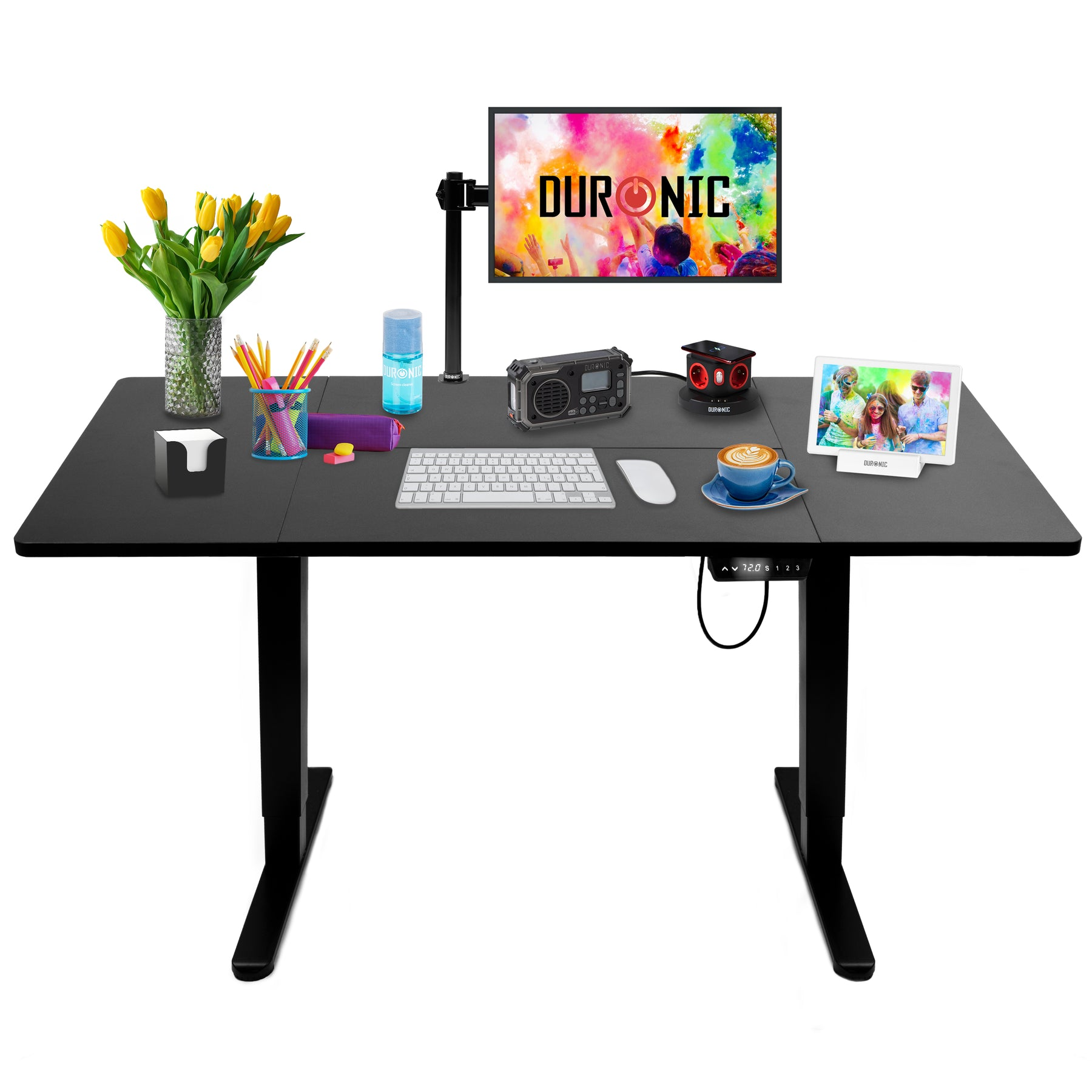 Ein schwarzer Schreibtisch mit Monitor, Tastatur, Maus und Blumen.