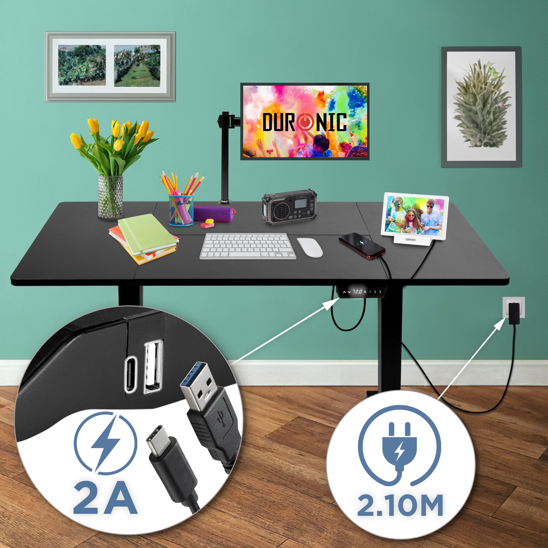 Ein höhenverstellbarer Schreibtisch mit Monitor, Tablet, Tastatur, Maus und USB-Anschlüssen.