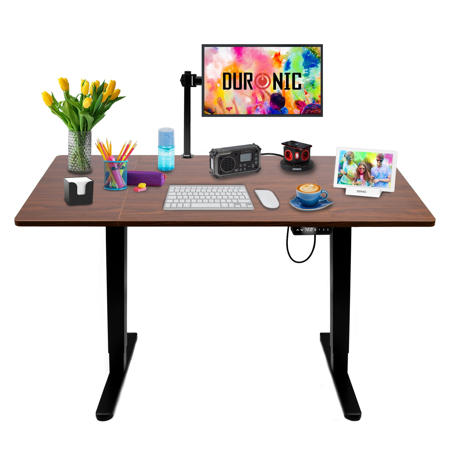 Ein Schreibtisch mit Monitor, Tastatur, Maus, Kaffee und Blumen.
